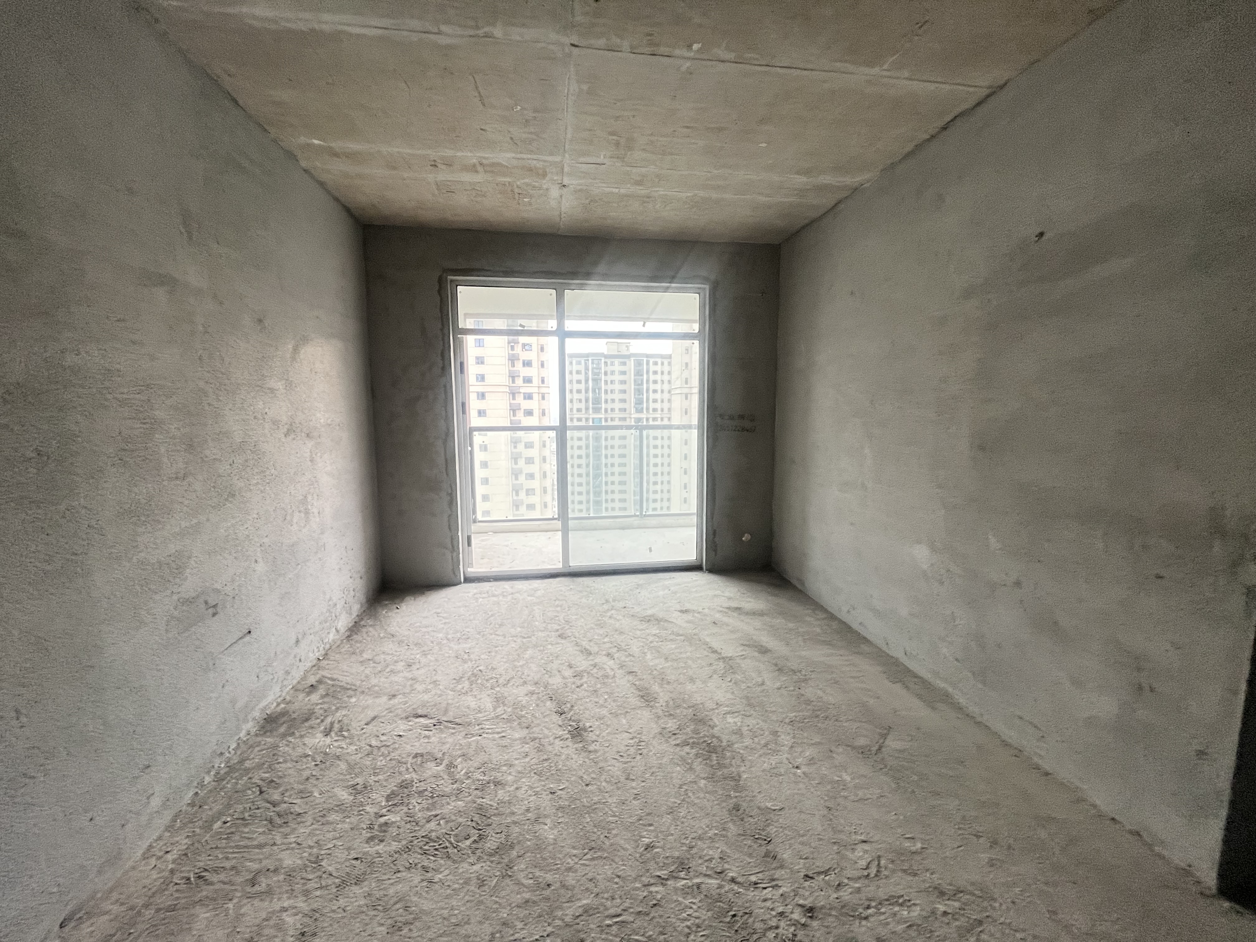 蓝天白云 毛坯三房小区人车分流.看房方便