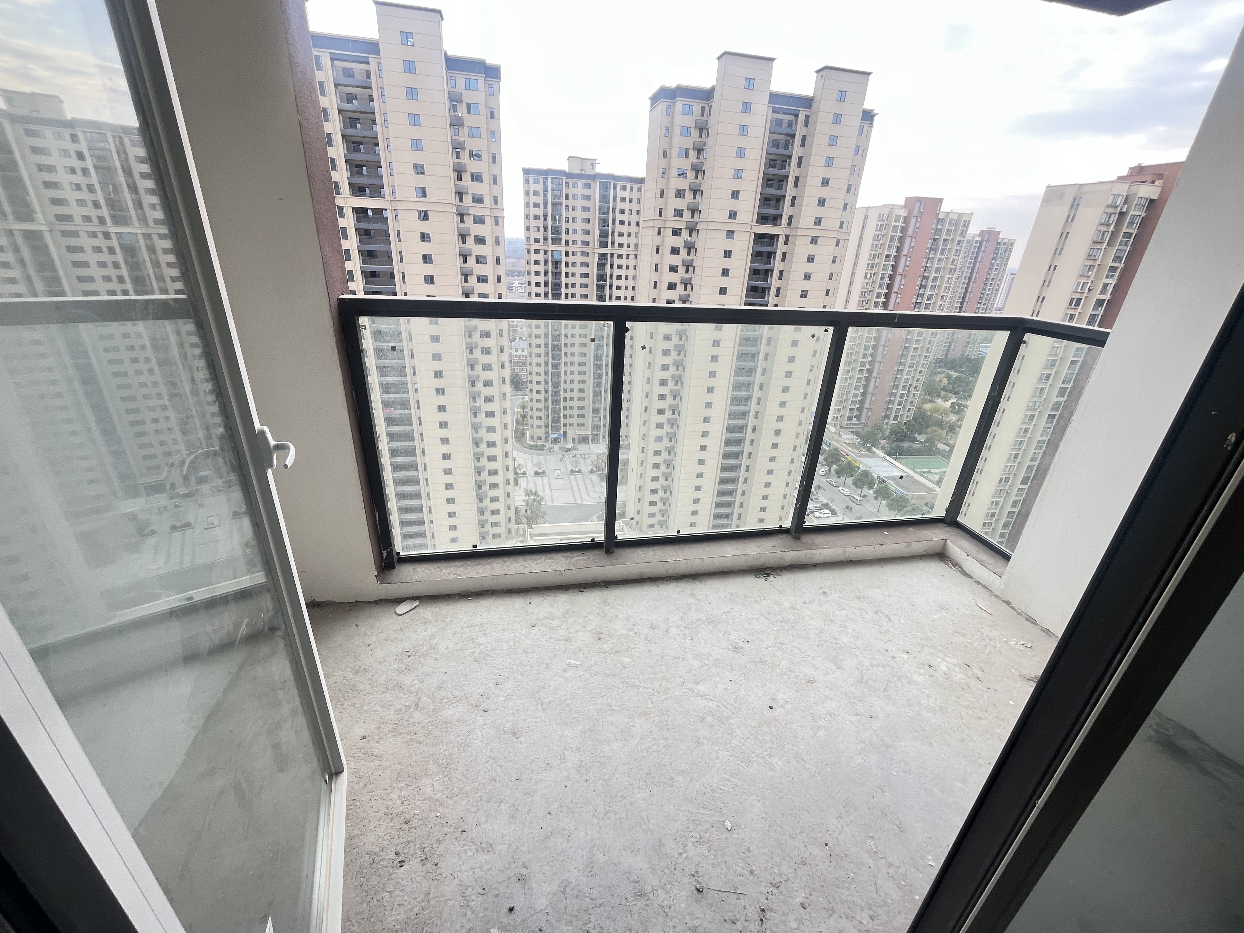 蓝天白云毛坯三房小区人车分流.看房方便