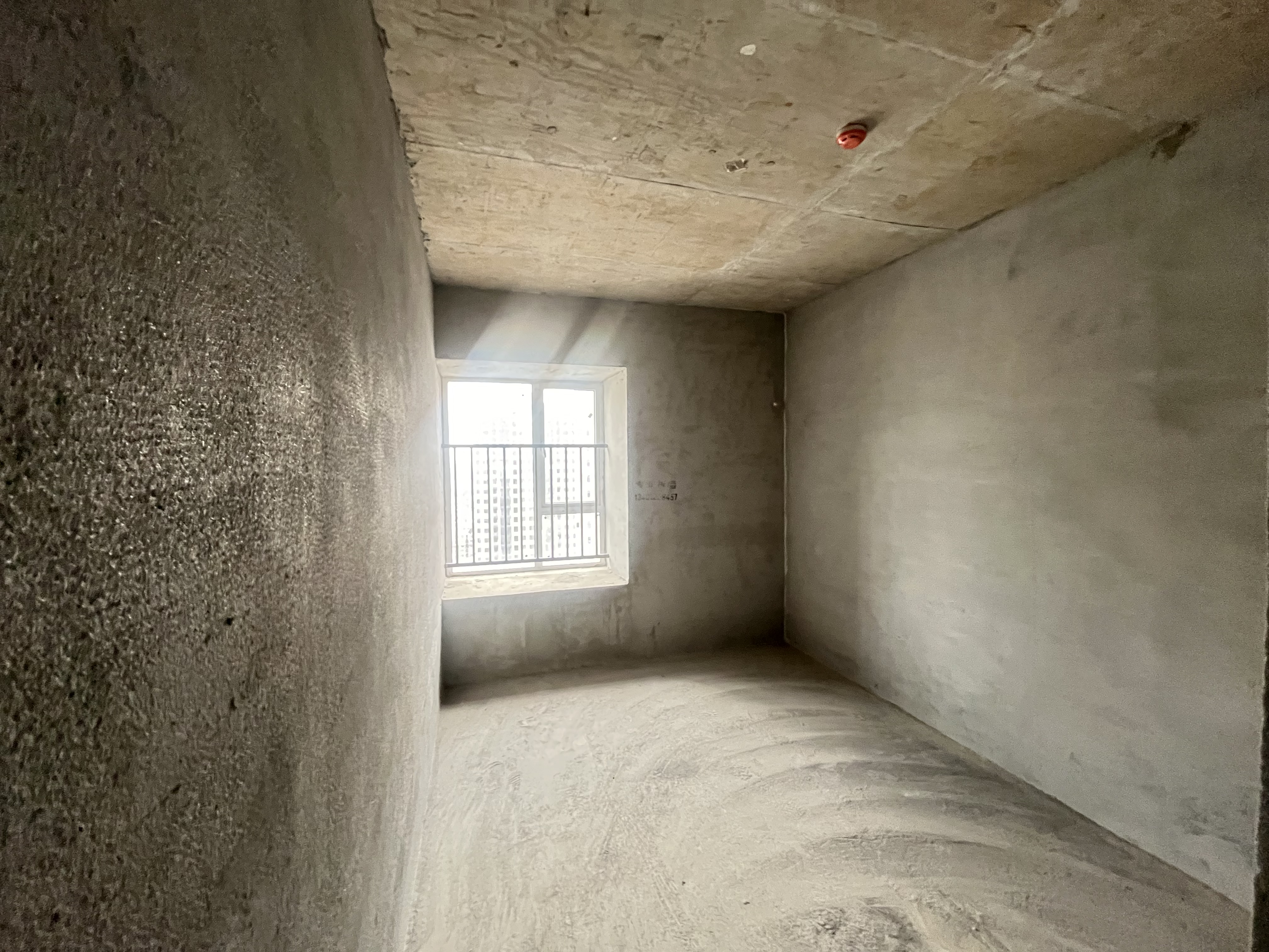 蓝天白云毛坯三房小区人车分流.看房方便