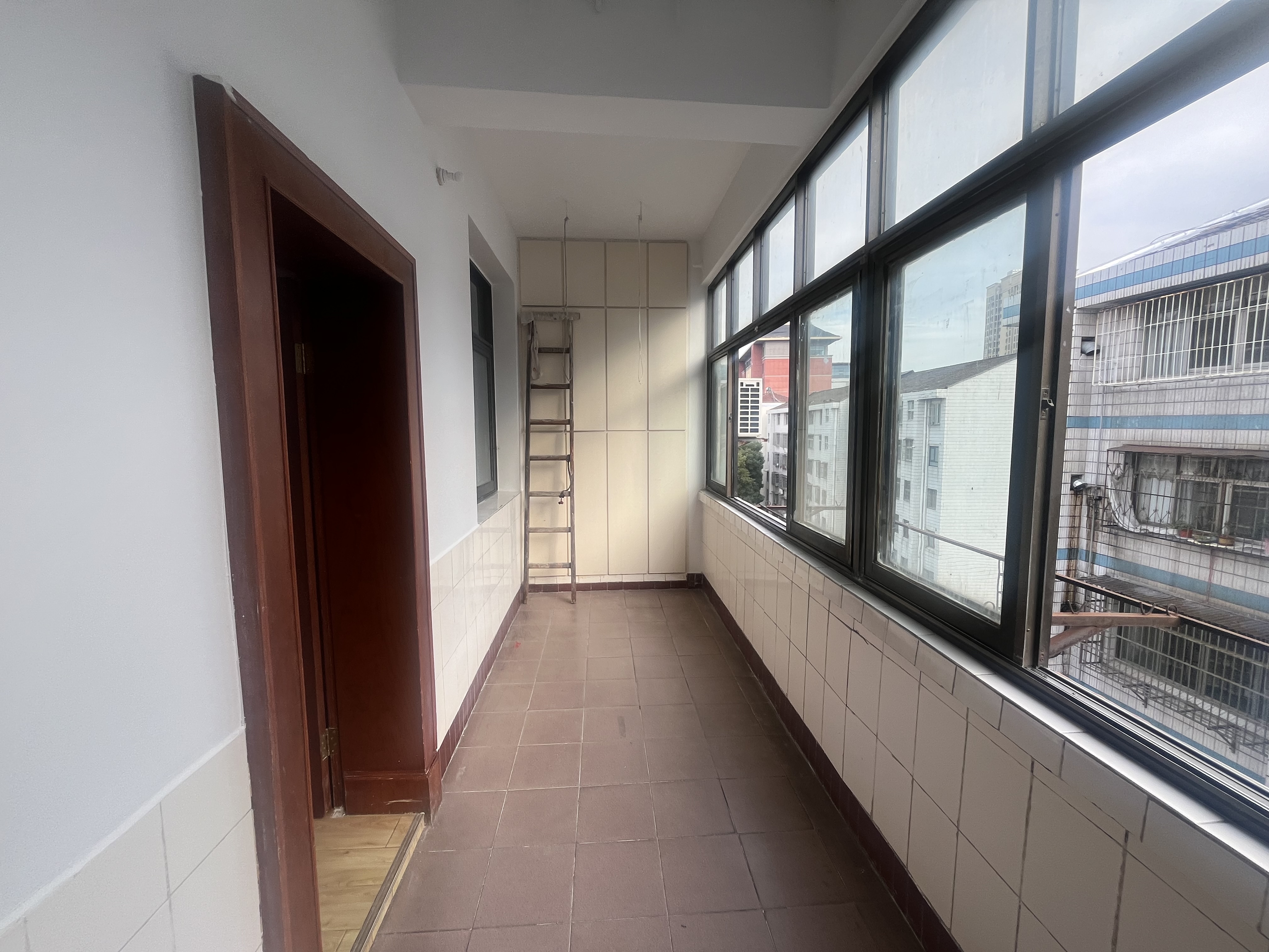 武商旁仙下河边物质局宿舍带地下室精装修三房两厅步梯好楼层看房方便