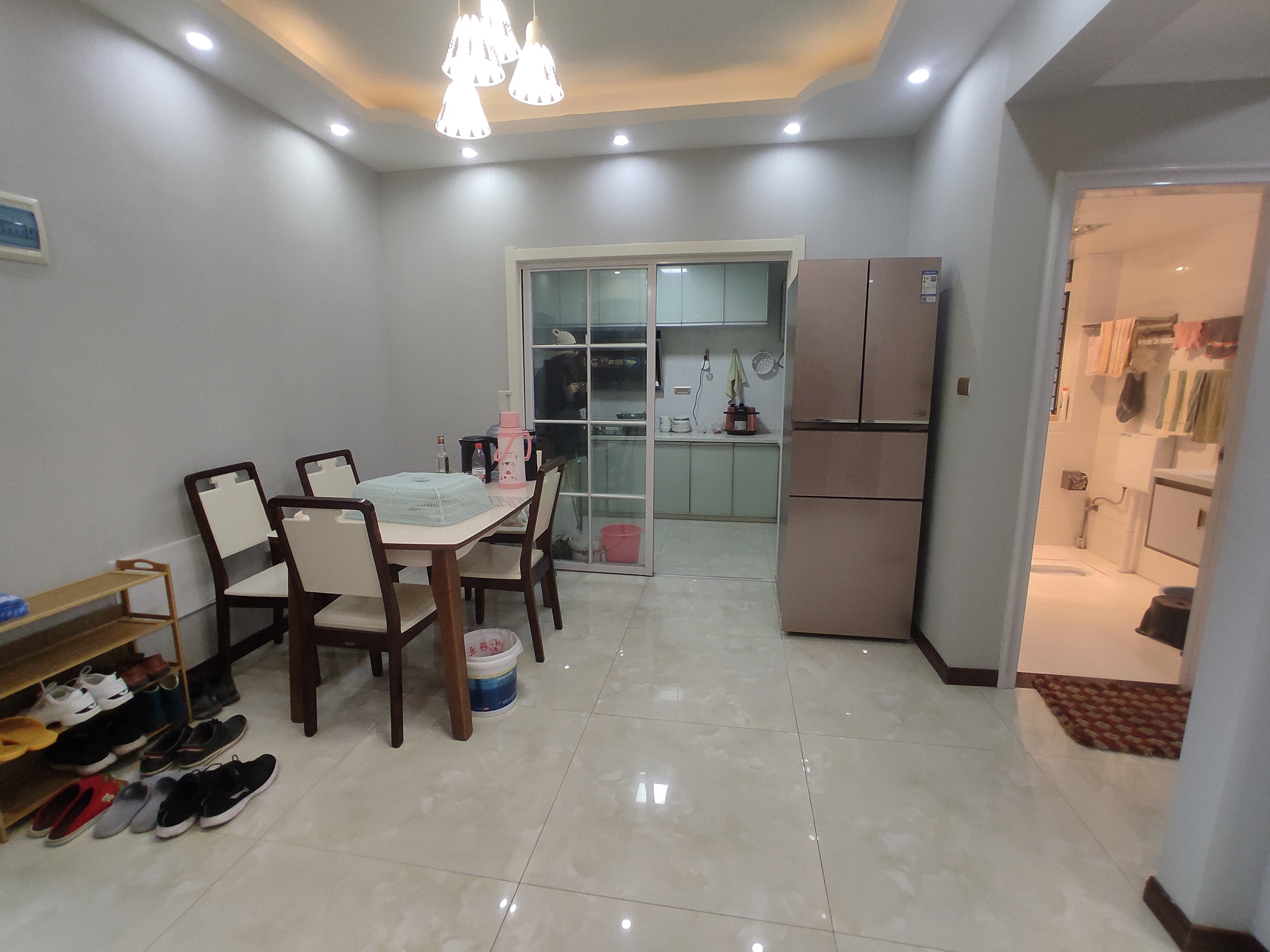 时代天骄.精装大两房.房子只装了这两年.证件在手过户方便.满二.看房方便