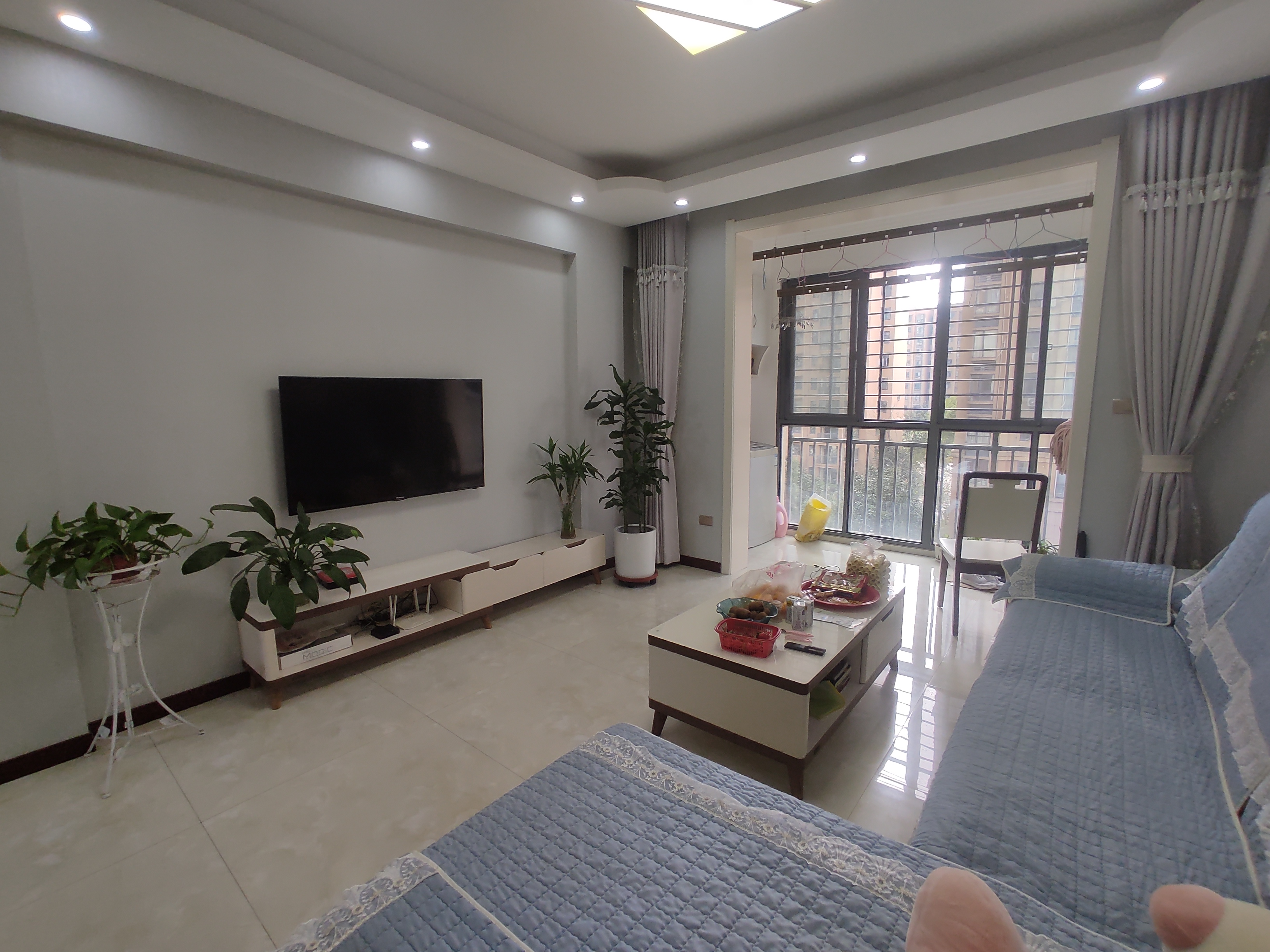 时代天骄.精装大两房.房子只装了这两年.证件在手过户方便.满二.看房方便