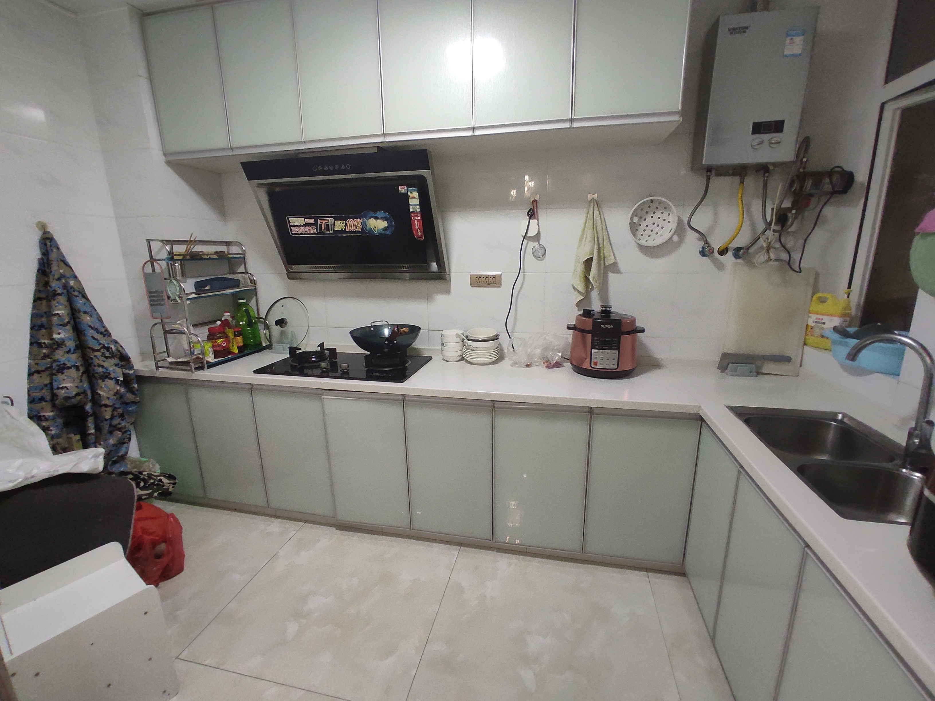 时代天骄.精装大两房.房子只装了这两年.证件在手过户方便.满二.看房方便