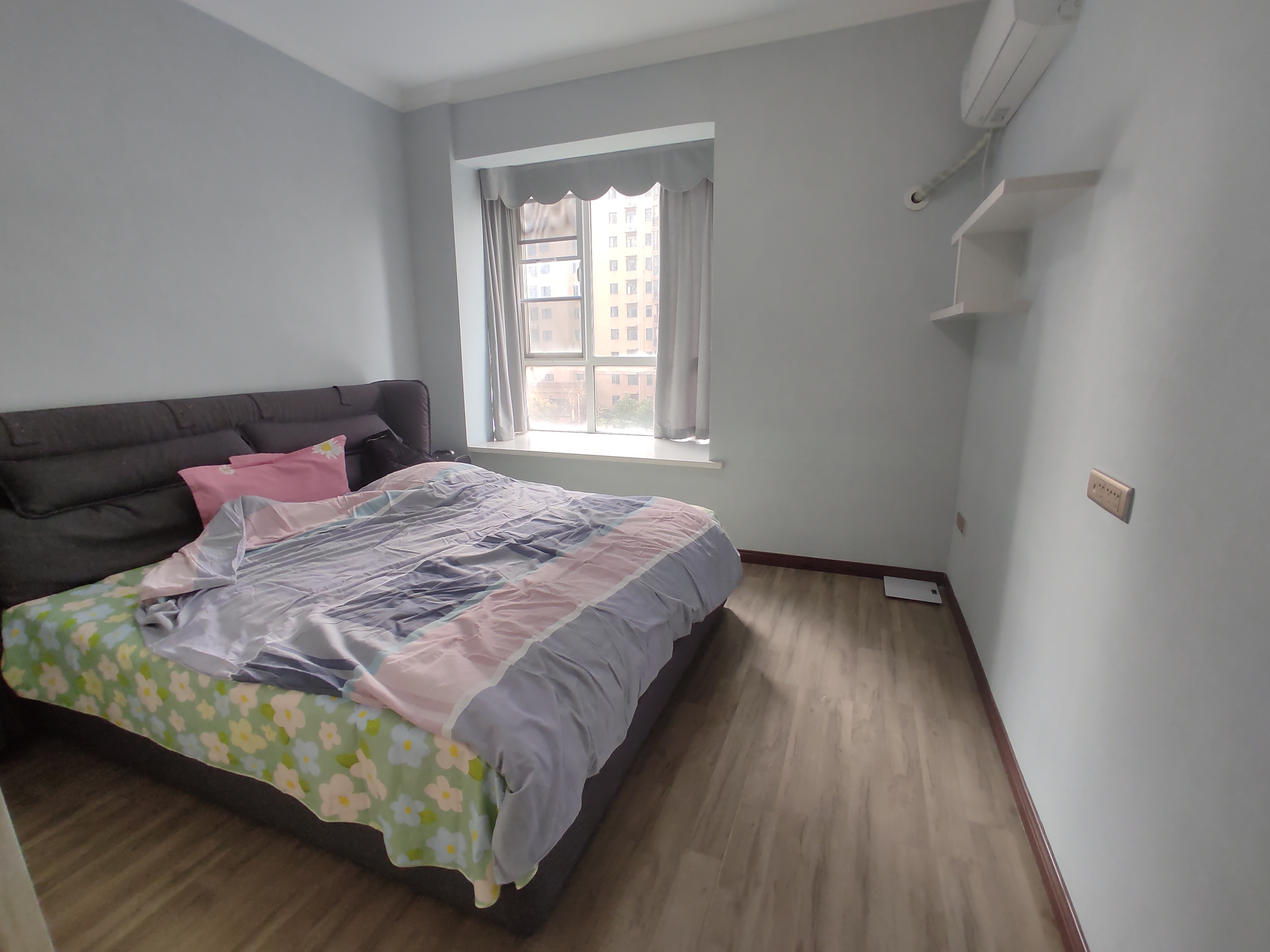 时代天骄.精装大两房.房子只装了这两年.证件在手过户方便.满二.看房方便