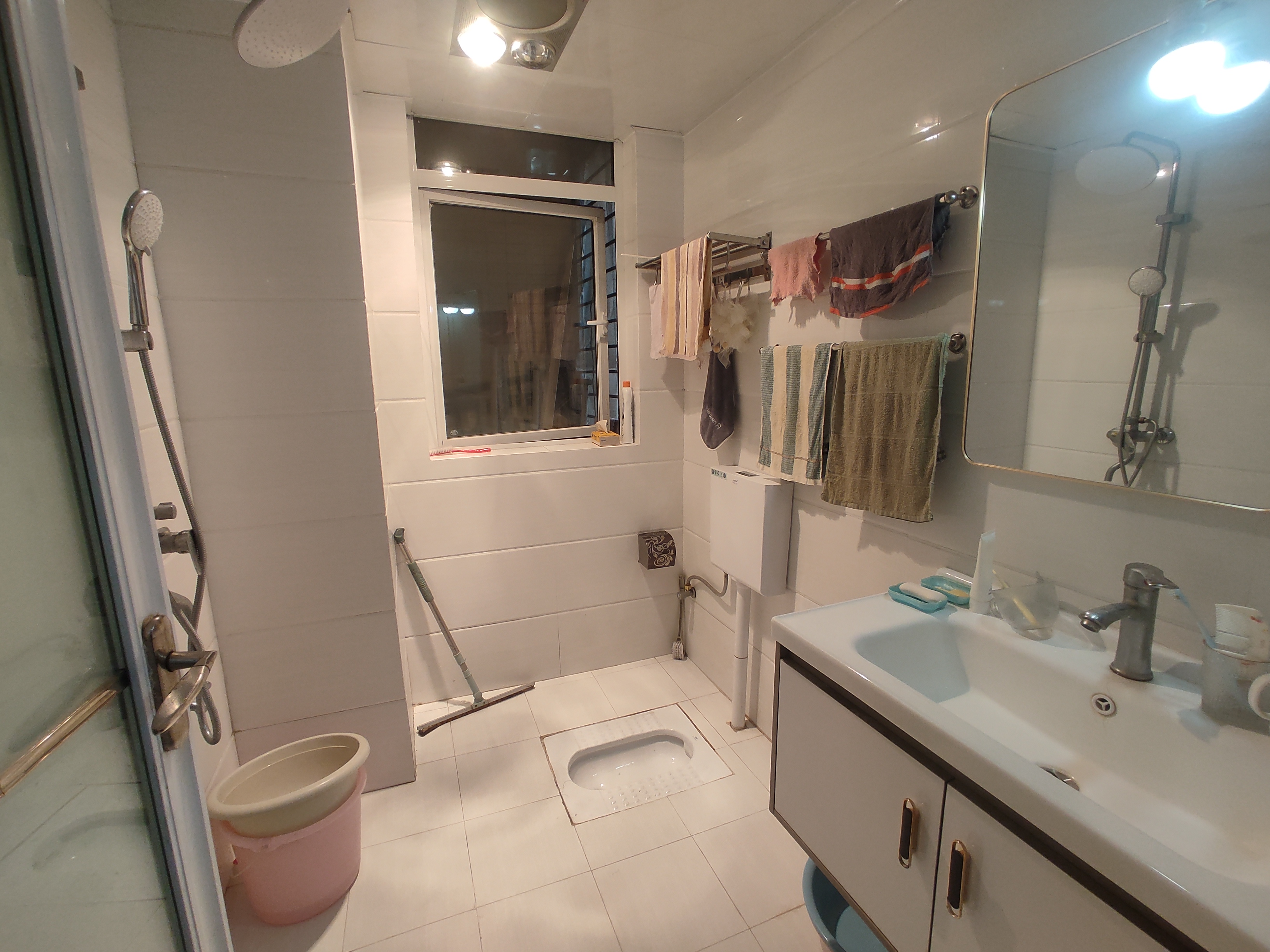 时代天骄.精装大两房.房子只装了这两年.证件在手过户方便.满二.看房方便