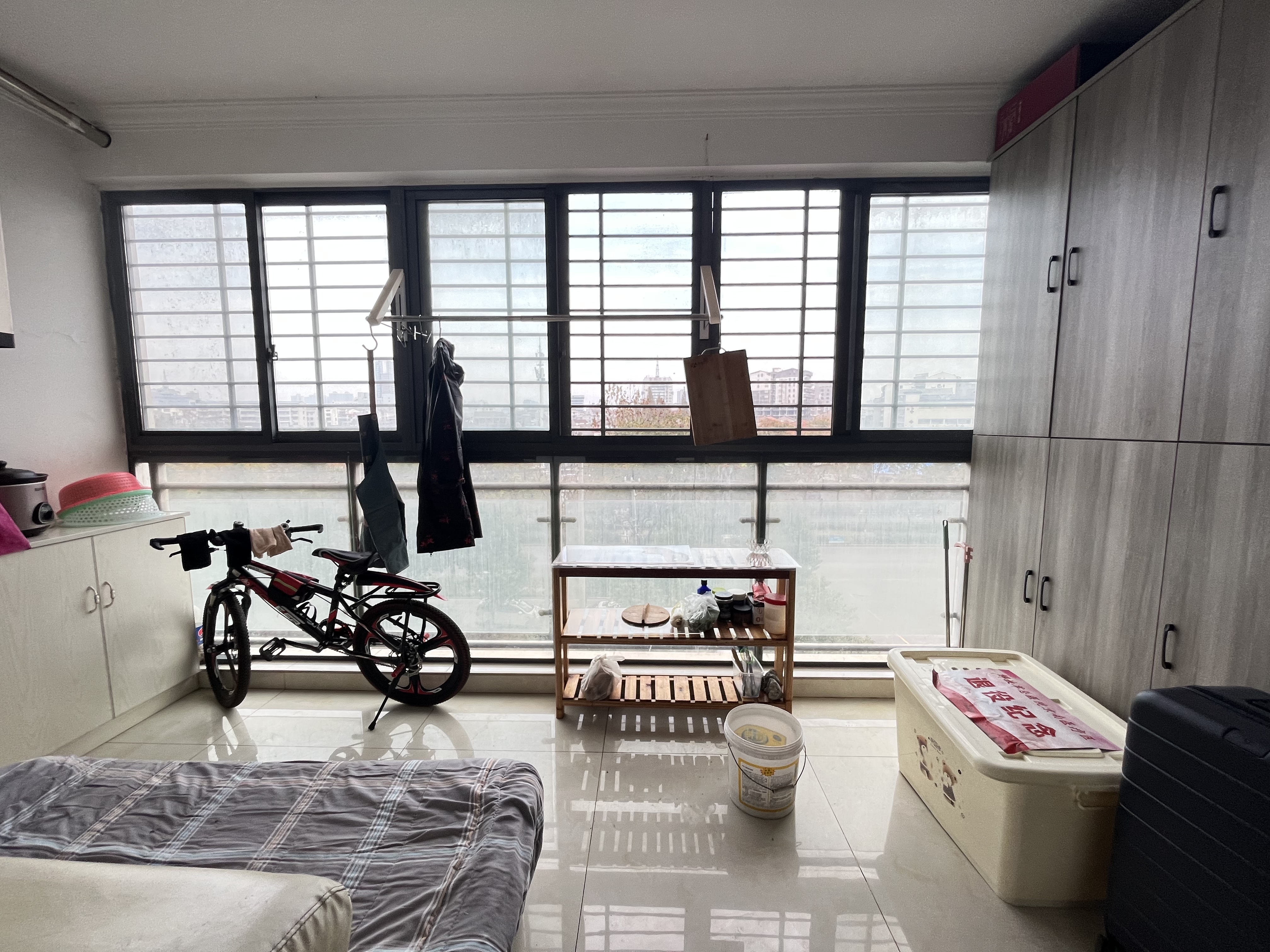 紫金城.精装三房两卫.出门就是學笑.证件满二.看房方便