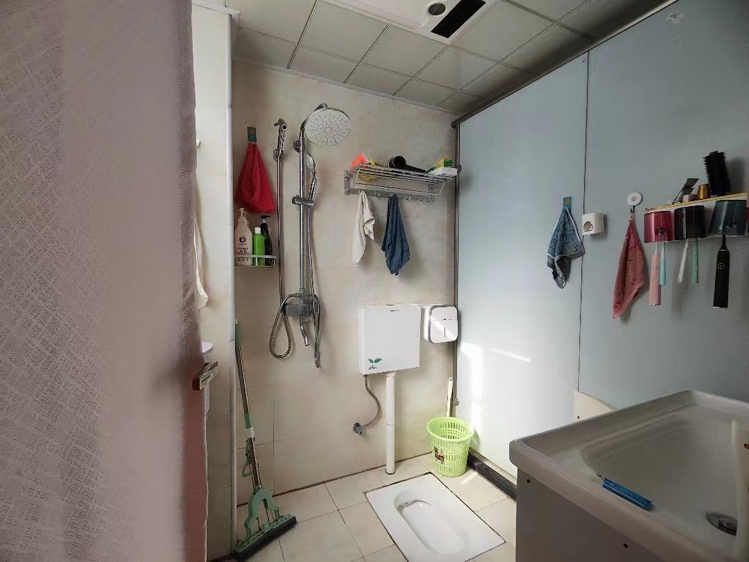 紫金城.精装三房两卫.出门就是學笑.证件满二.看房方便