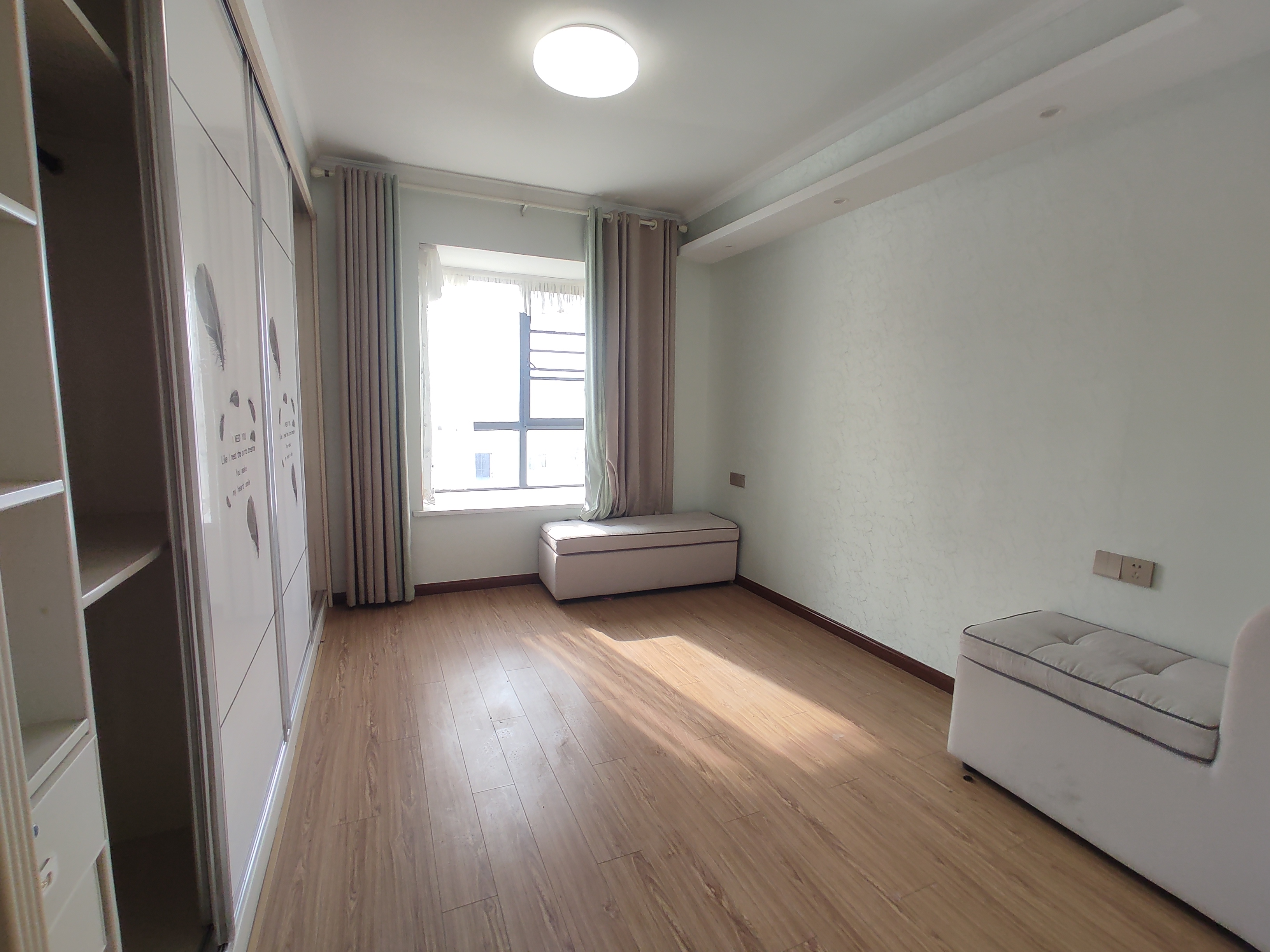 财源盛景.精装三房两卫.房子成色新.买房送车位.证件满二.看房方便