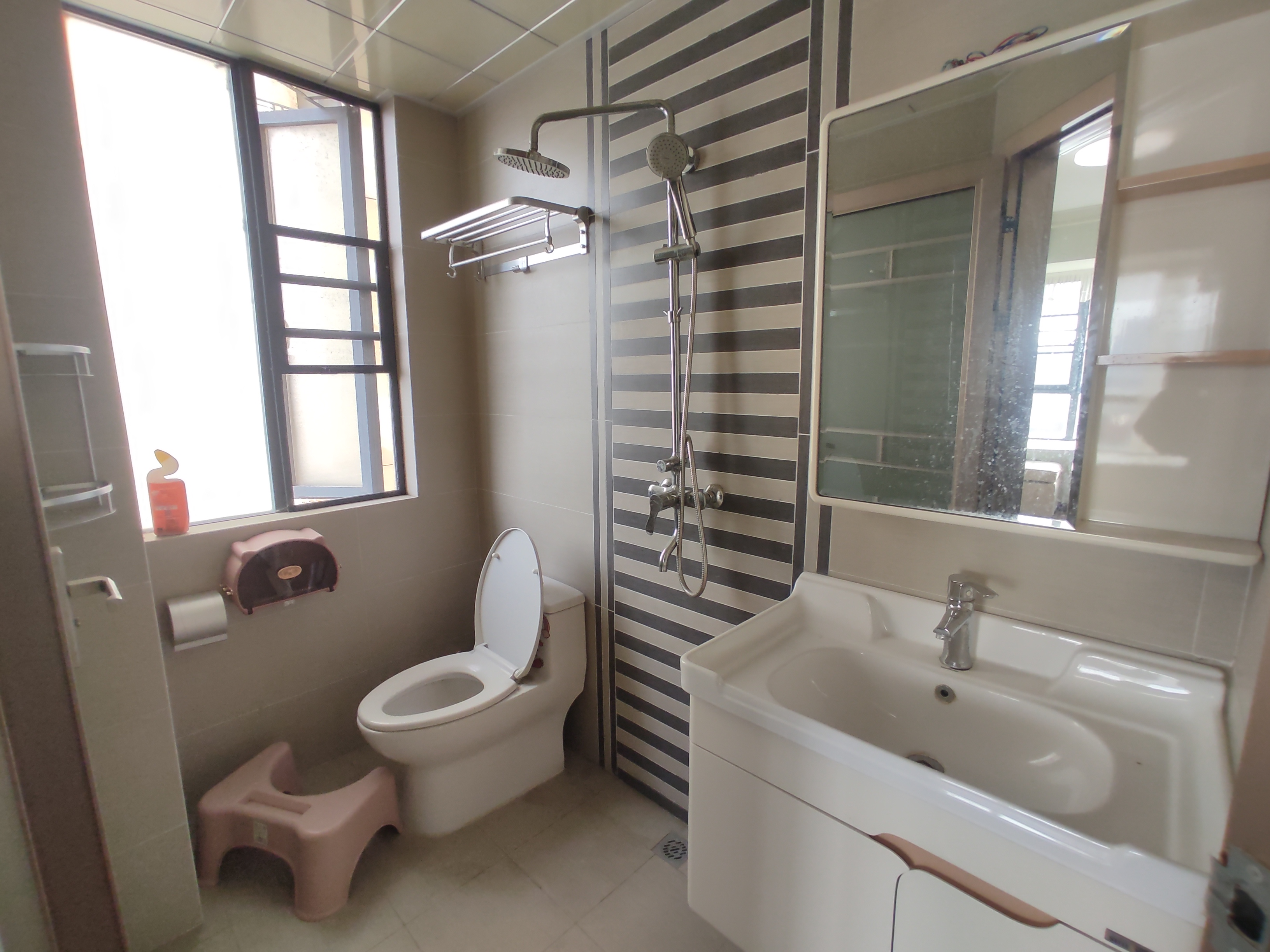 财源盛景.精装三房两卫.房子成色新.买房送车位.证件满二.看房方便