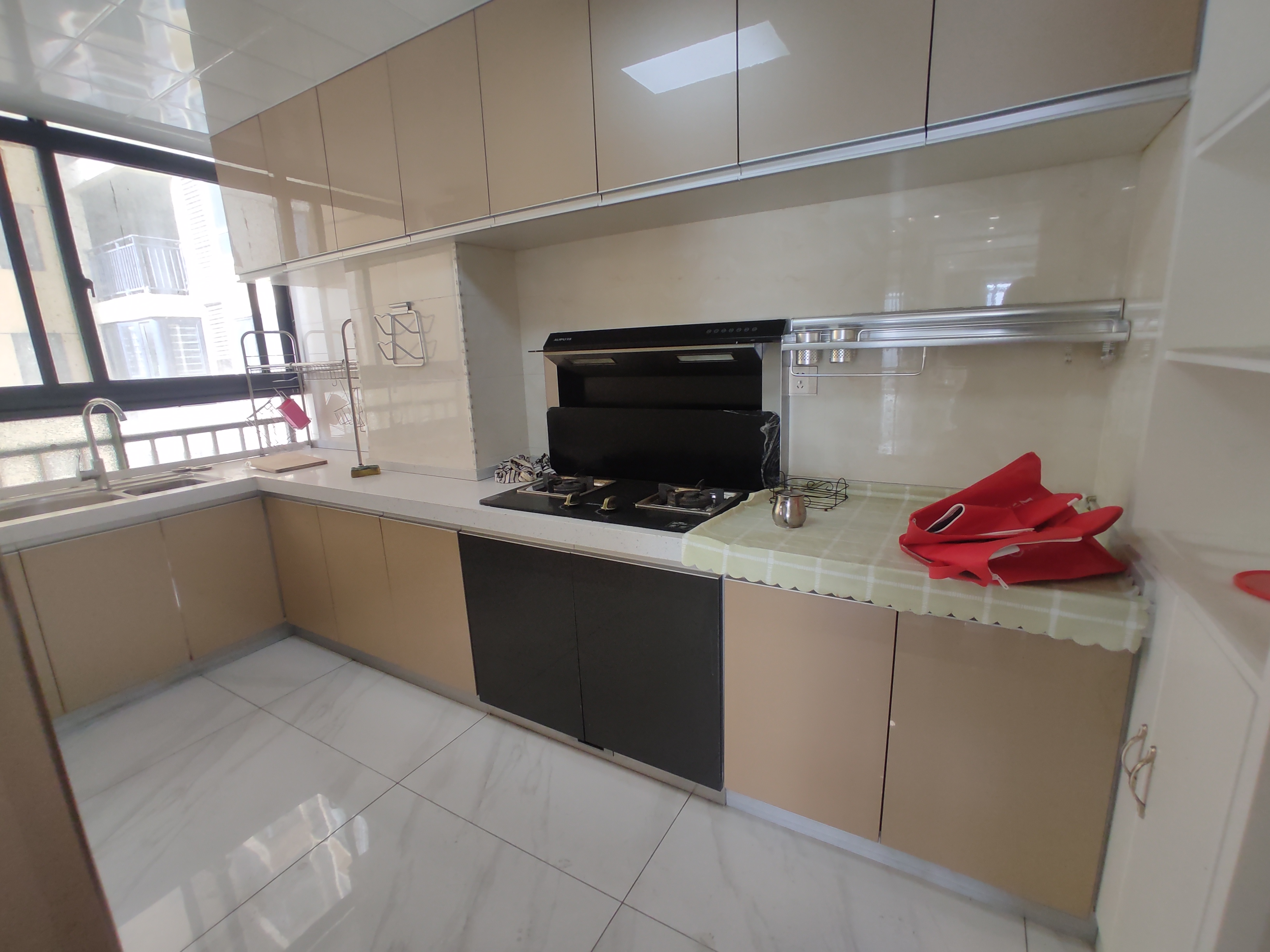 财源盛景.精装三房两卫.房子成色新.买房送车位.证件满二.看房方便