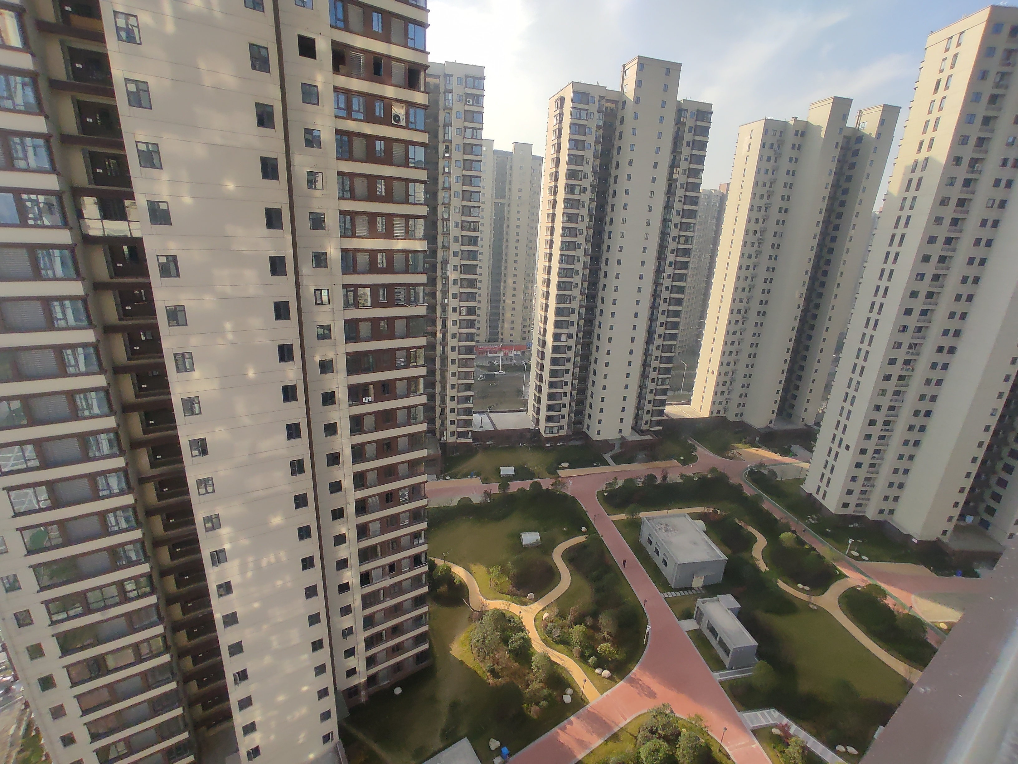 蓝天白云.毛坯三房.四开间朝南.可一手更名.看房方便