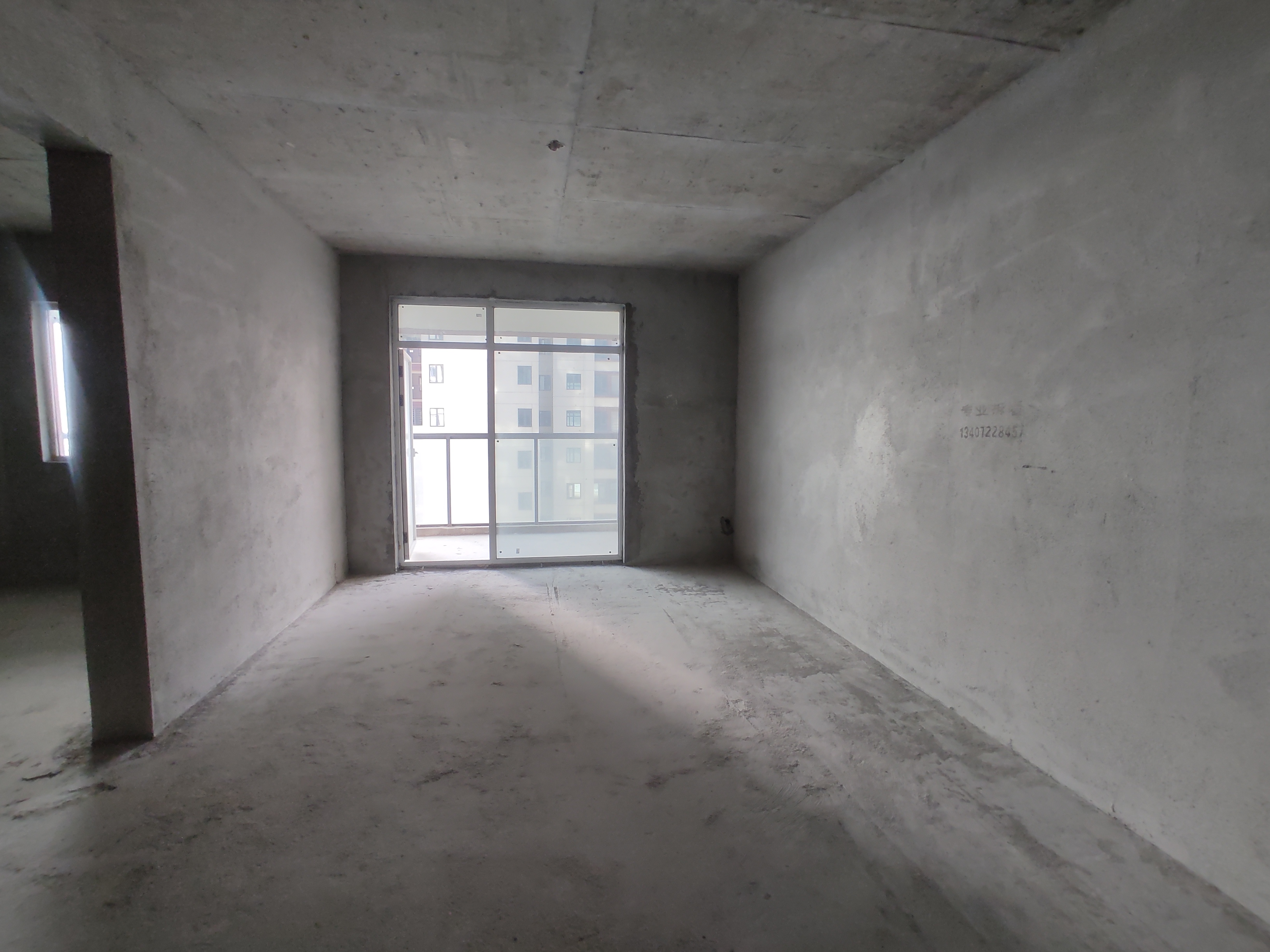 蓝天白云.毛坯三房.四开间朝南.可一手更名.看房方便