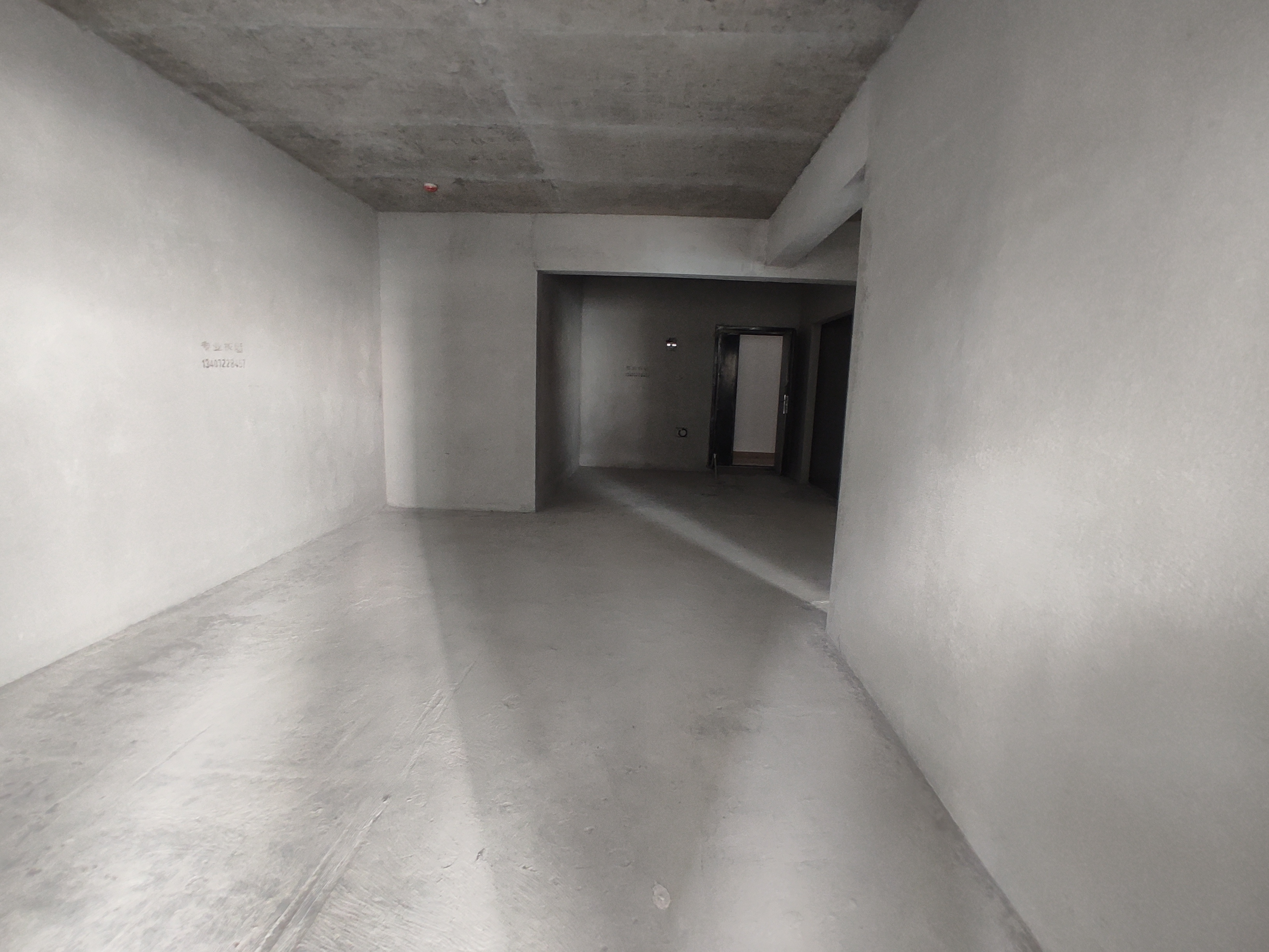 蓝天白云.毛坯三房.四开间朝南.可一手更名.看房方便