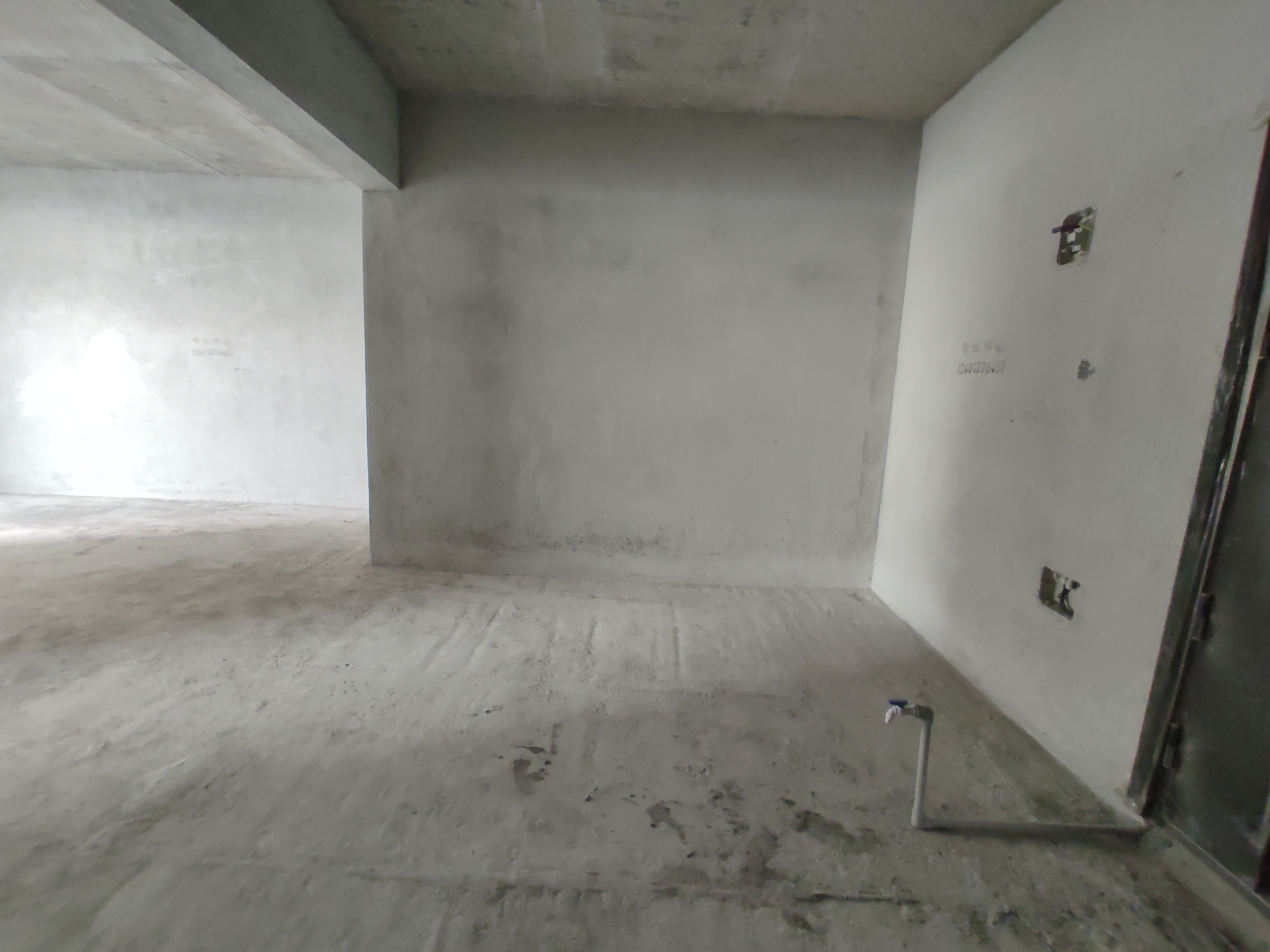 蓝天白云.毛坯三房.四开间朝南.可一手更名.看房方便