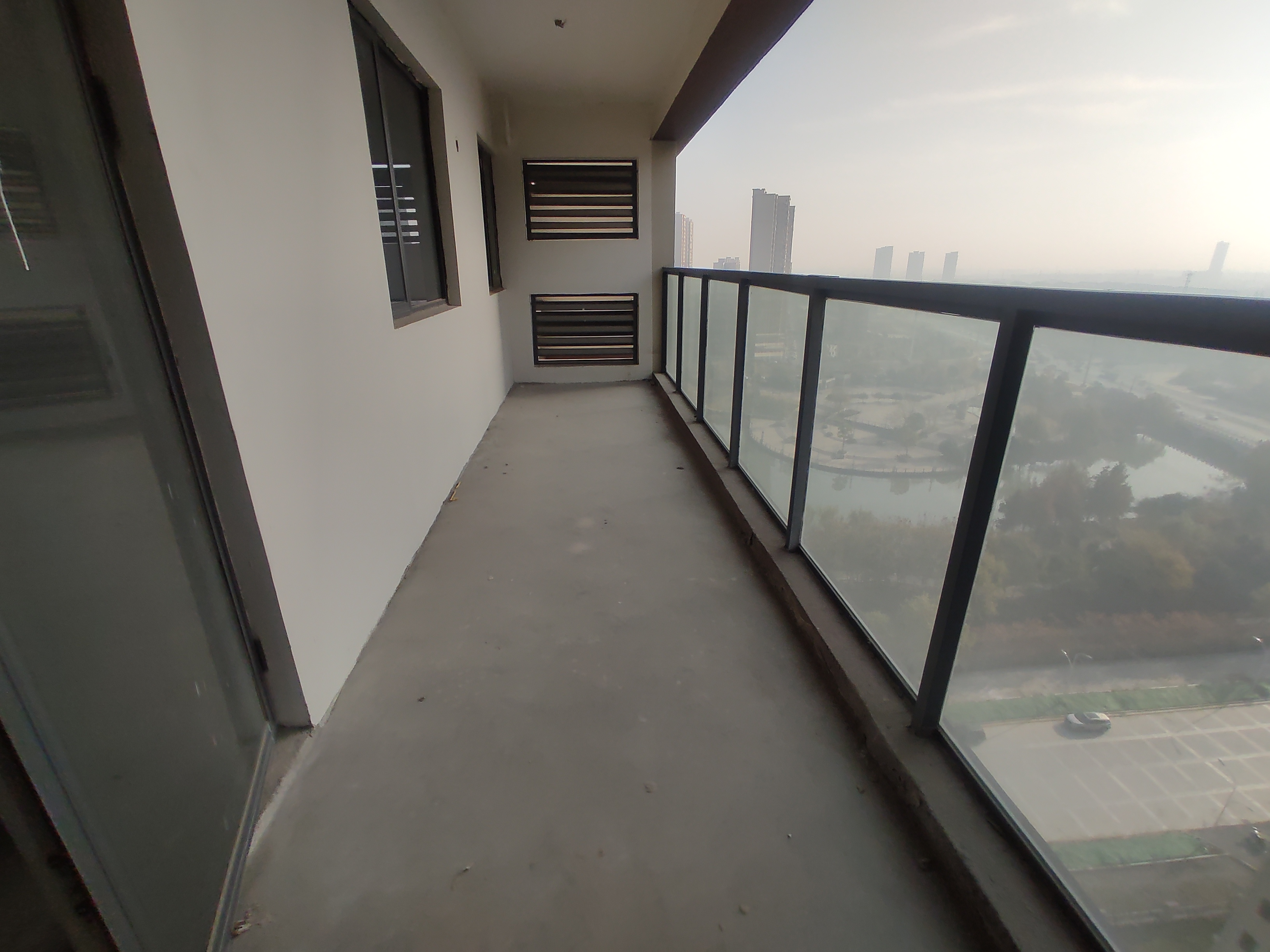 蓝天白云.毛坯三房.四开间朝南.可一手更名.看房方便