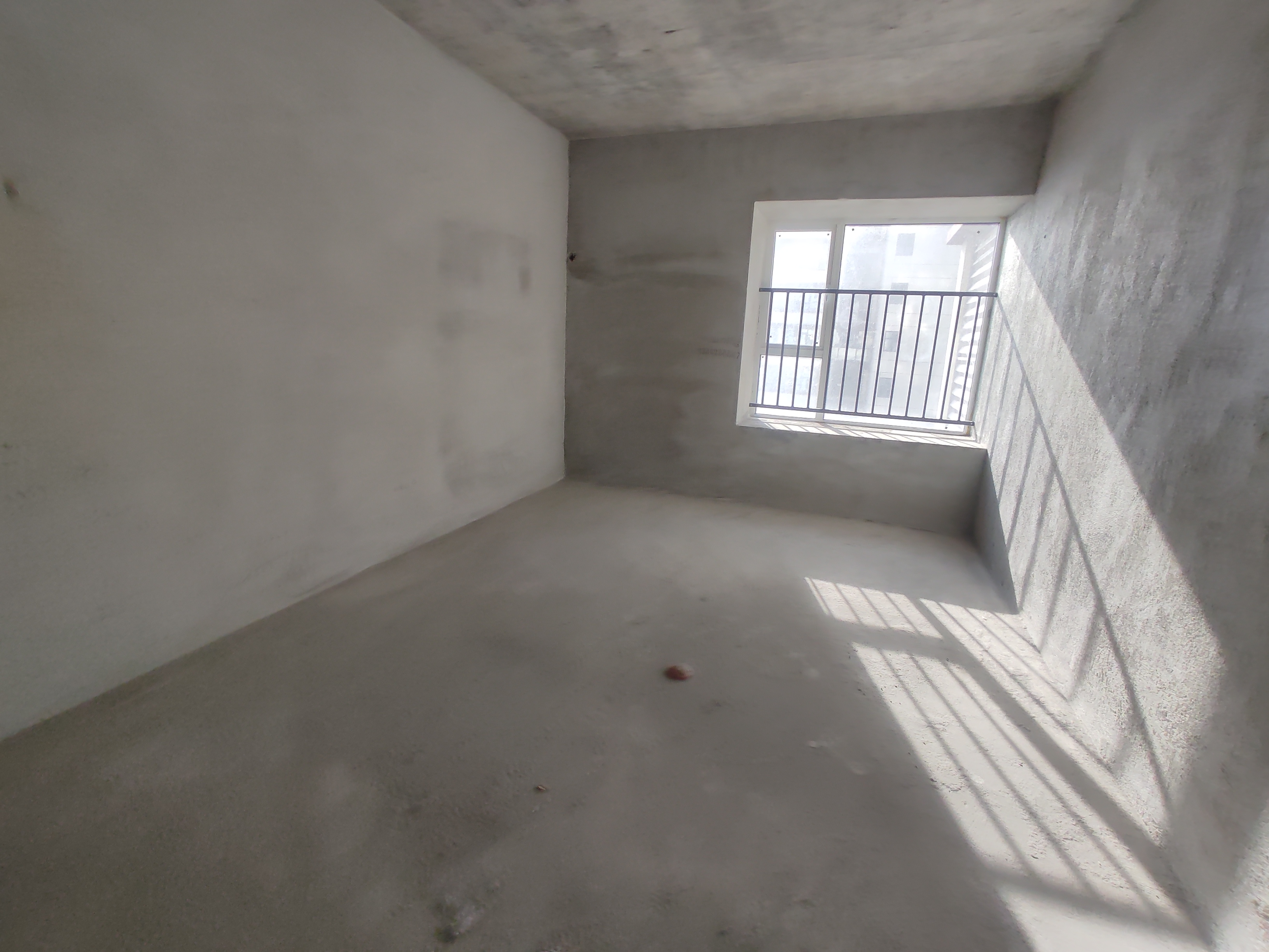 蓝天白云.毛坯三房.四开间朝南.可一手更名.看房方便