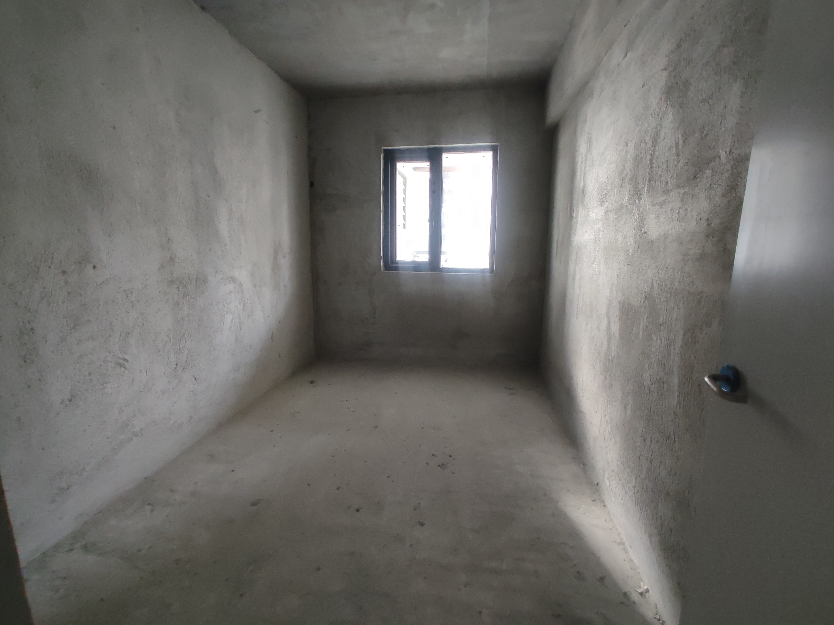 蓝天白云.毛坯三房.四开间朝南.可一手更名.看房方便