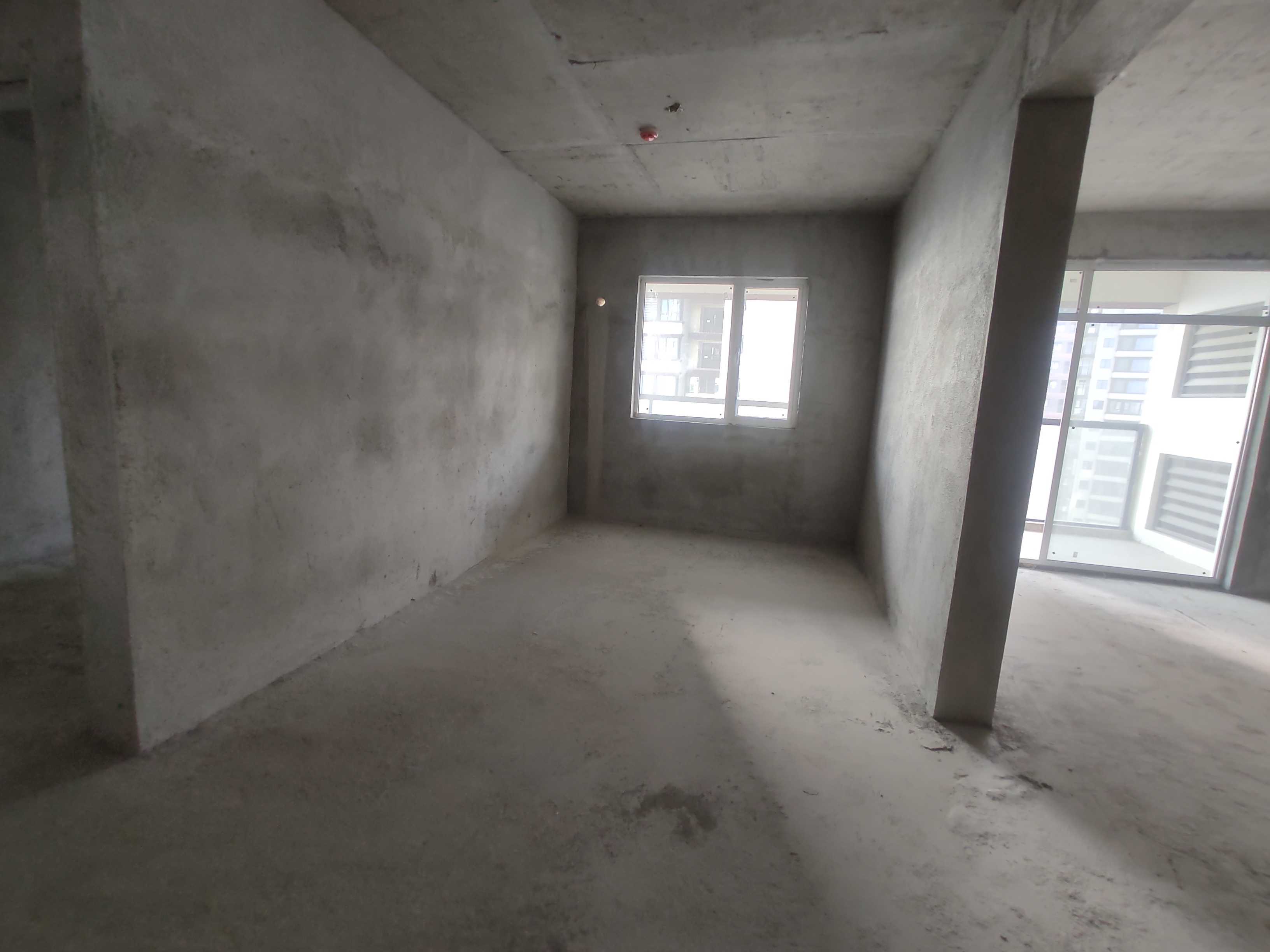 蓝天白云.毛坯三房.四开间朝南.可一手更名.看房方便