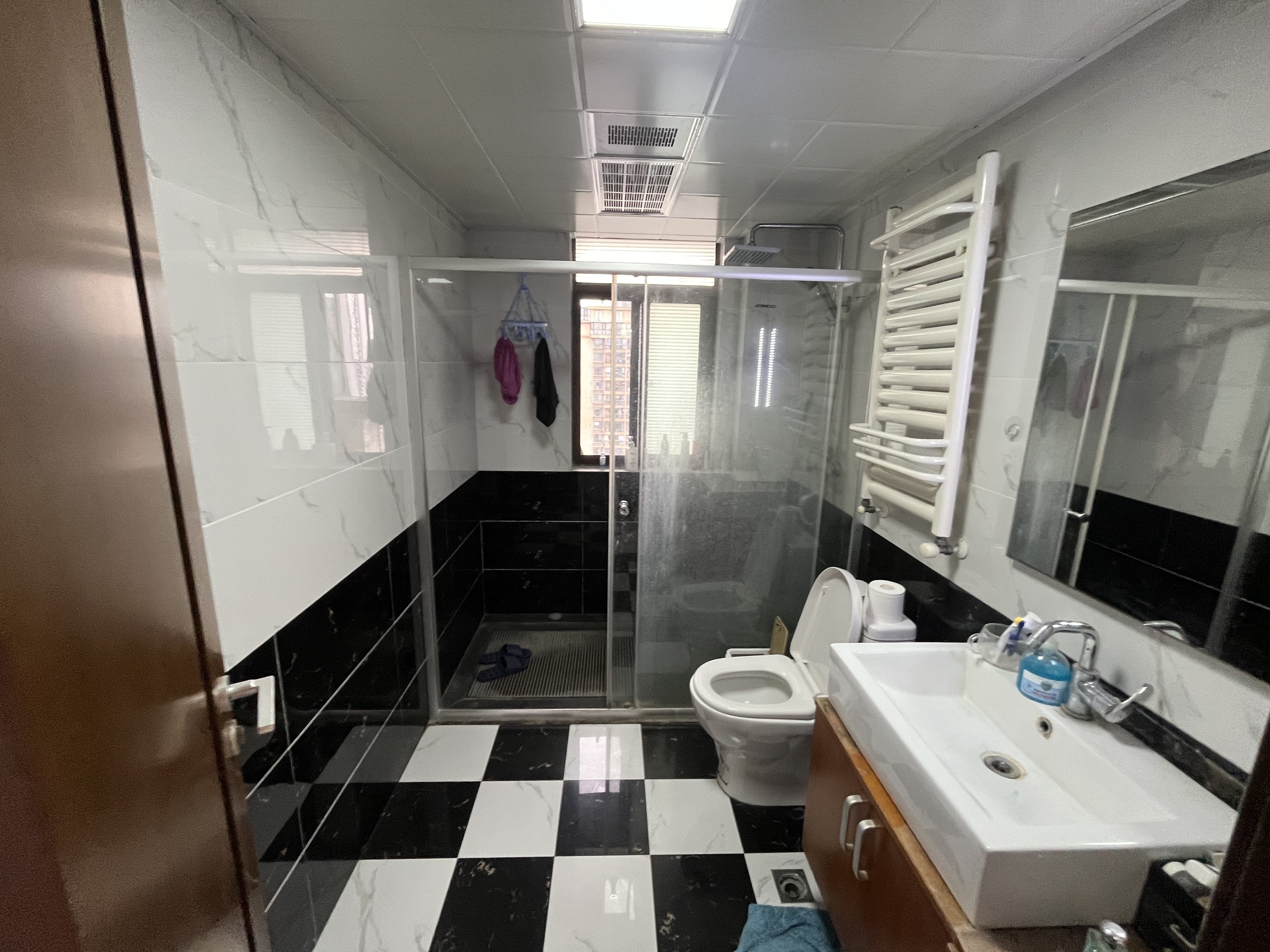 金城花园.精装三房全屋暖气片.小区环境好.价格可小刀.看房方便