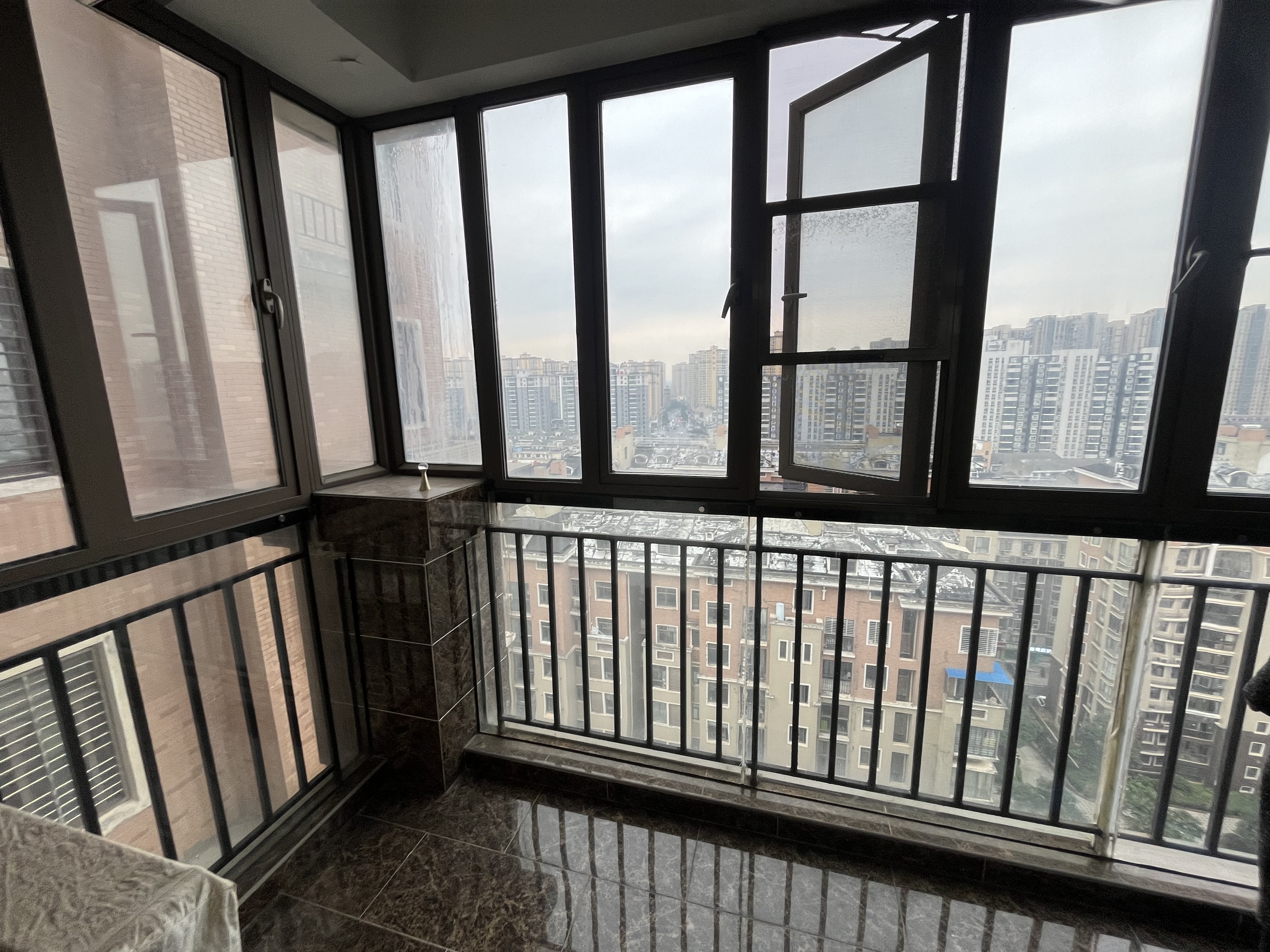 金城花园.精装三房全屋暖气片.小区环境好.价格可小刀.看房方便