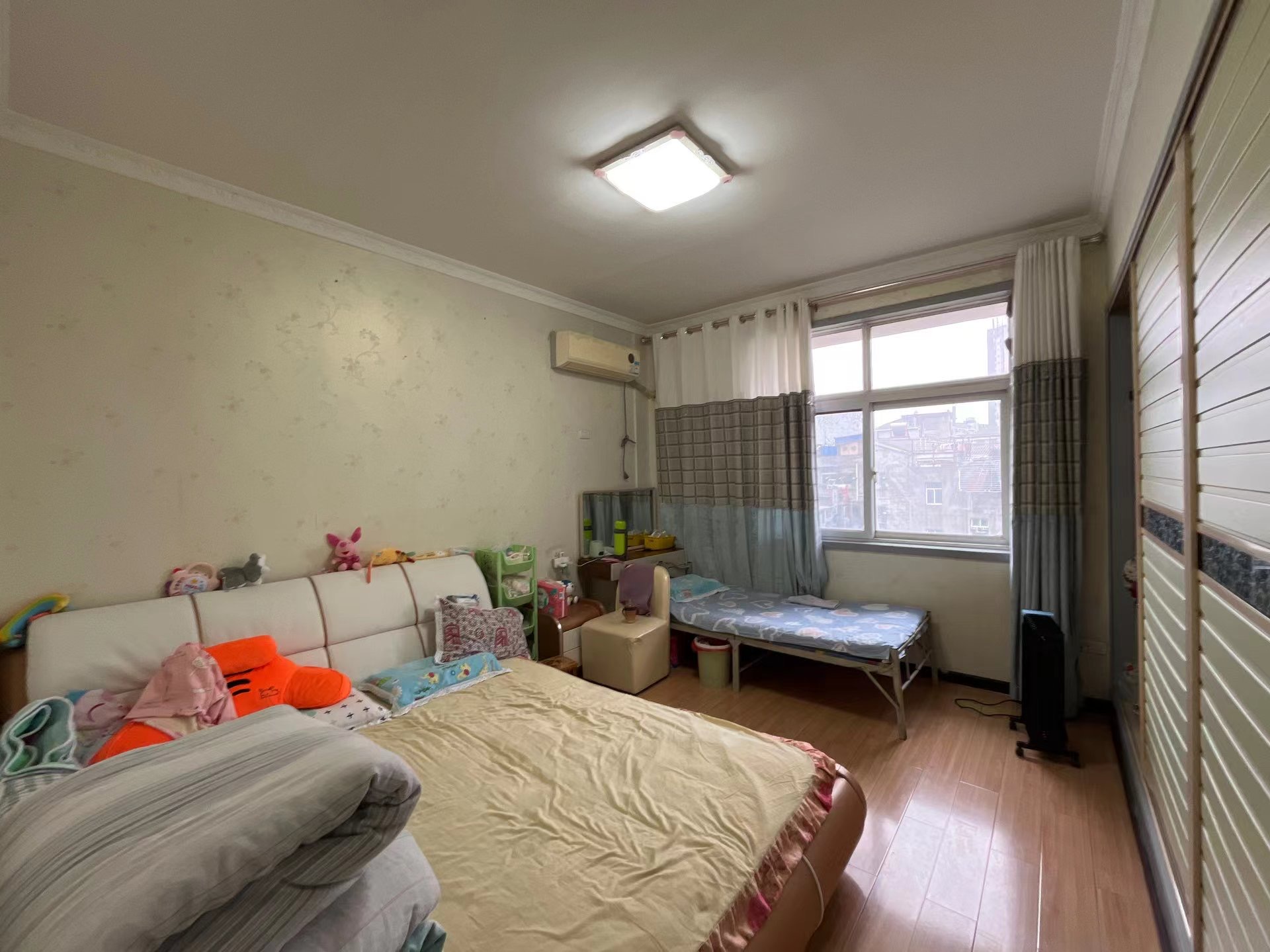 香岸华府精装两房.小区环境好.证件满二.看房方便