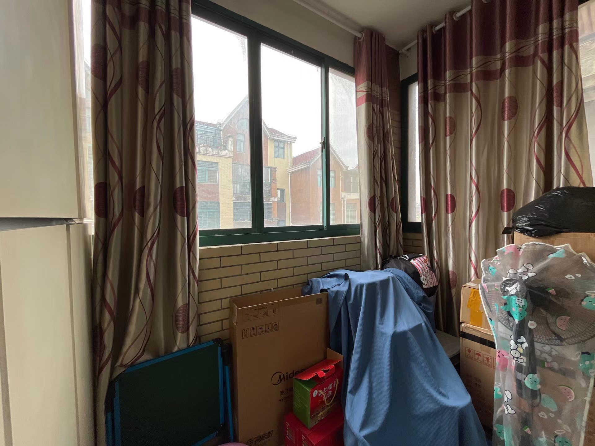 香岸华府精装两房.小区环境好.证件满二.看房方便