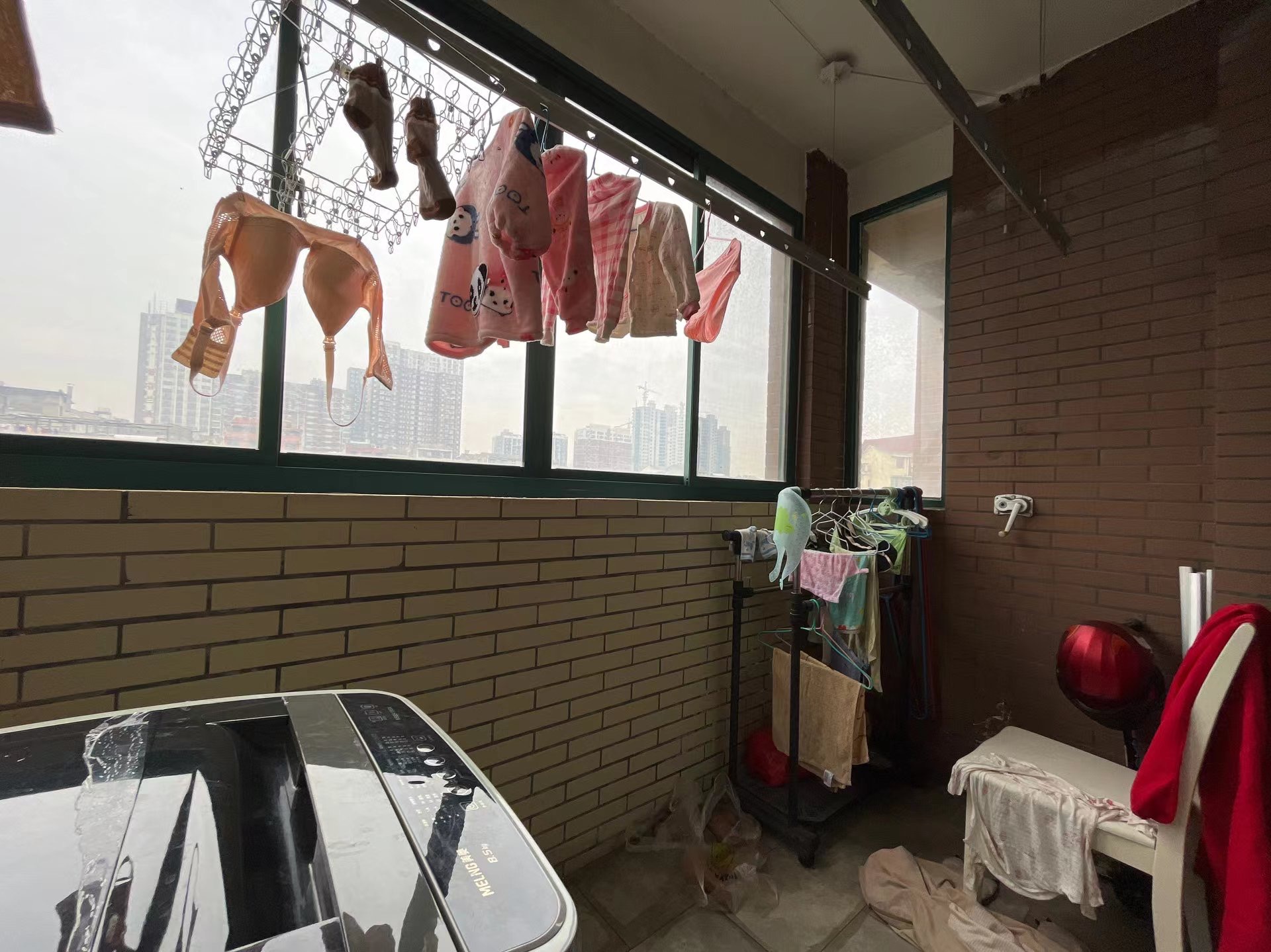 香岸华府精装两房.小区环境好.证件满二.看房方便