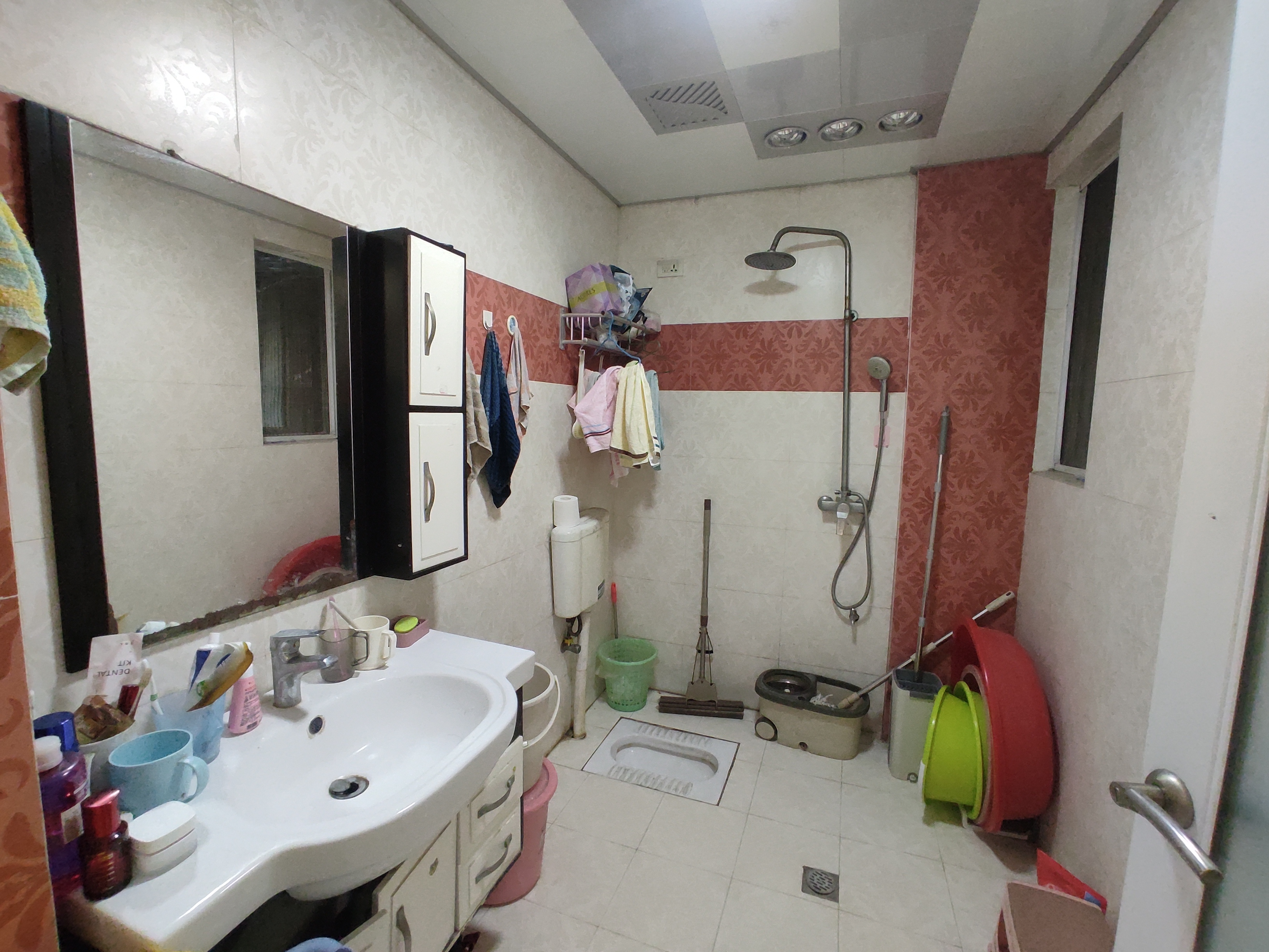 香岸华府.装修两房.南北双阳台.证件满二.带院子