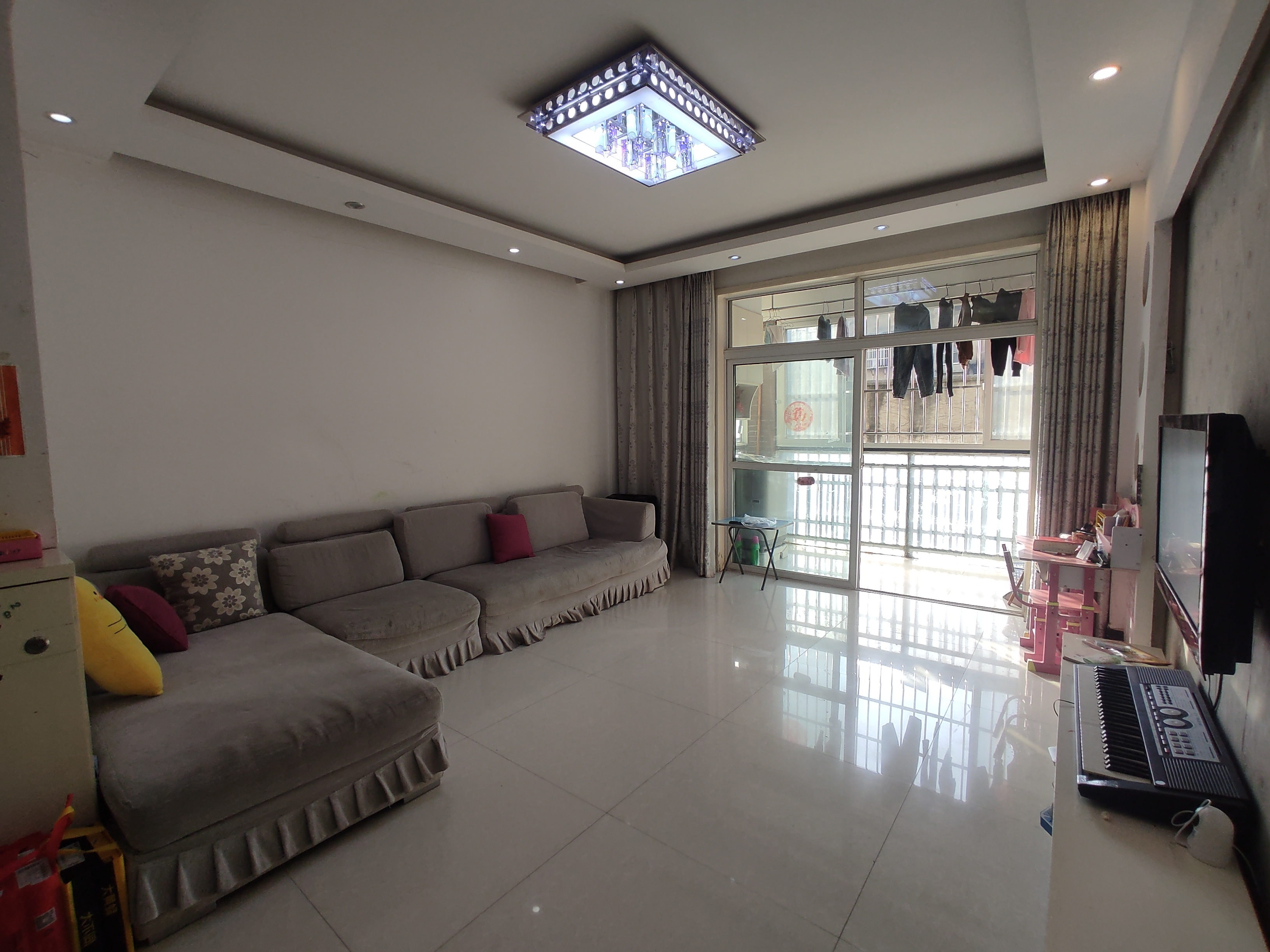 香岸华府.装修两房.南北双阳台.证件满二.带院子