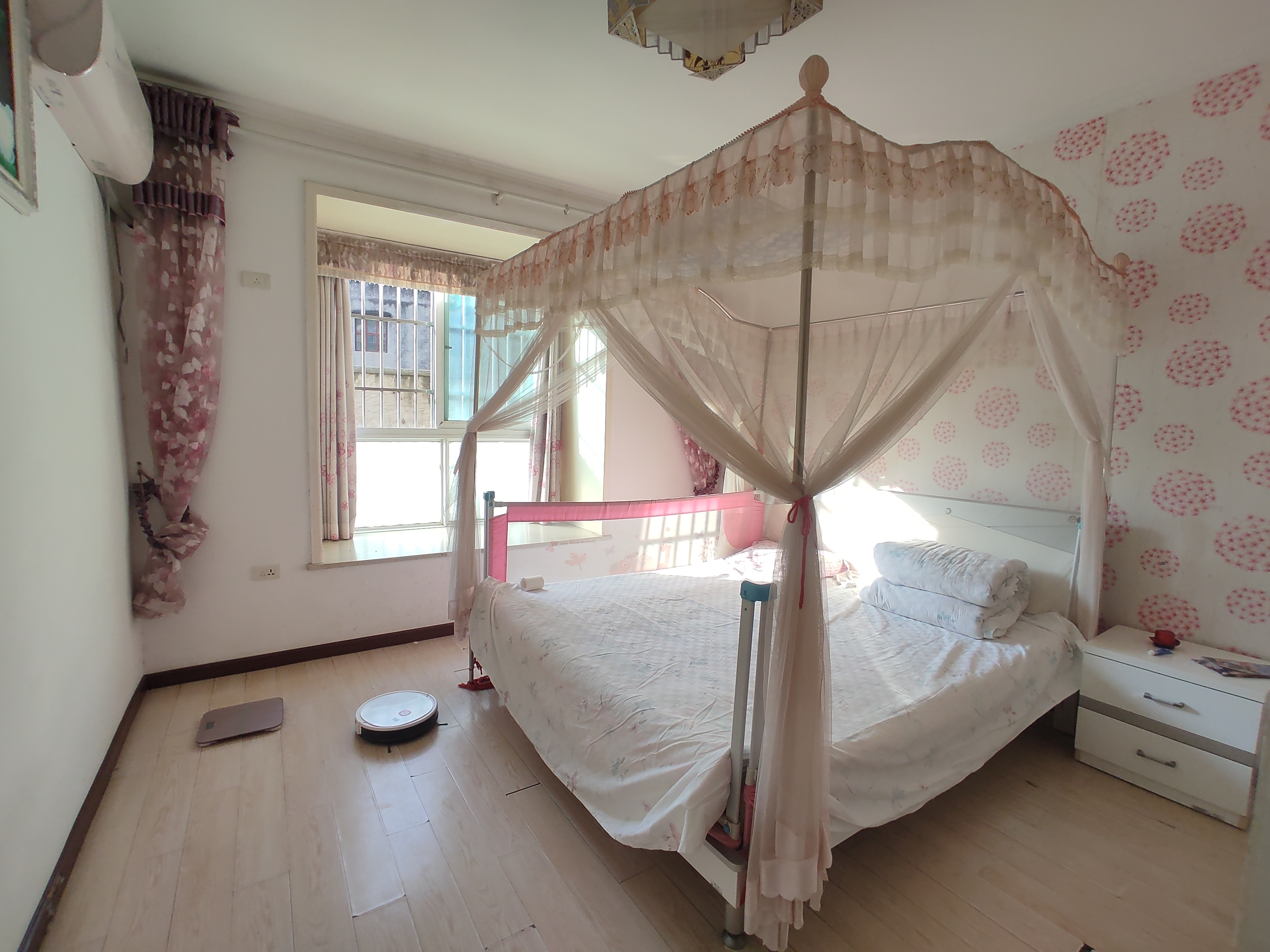 香岸华府.装修两房.南北双阳台.证件满二.带院子