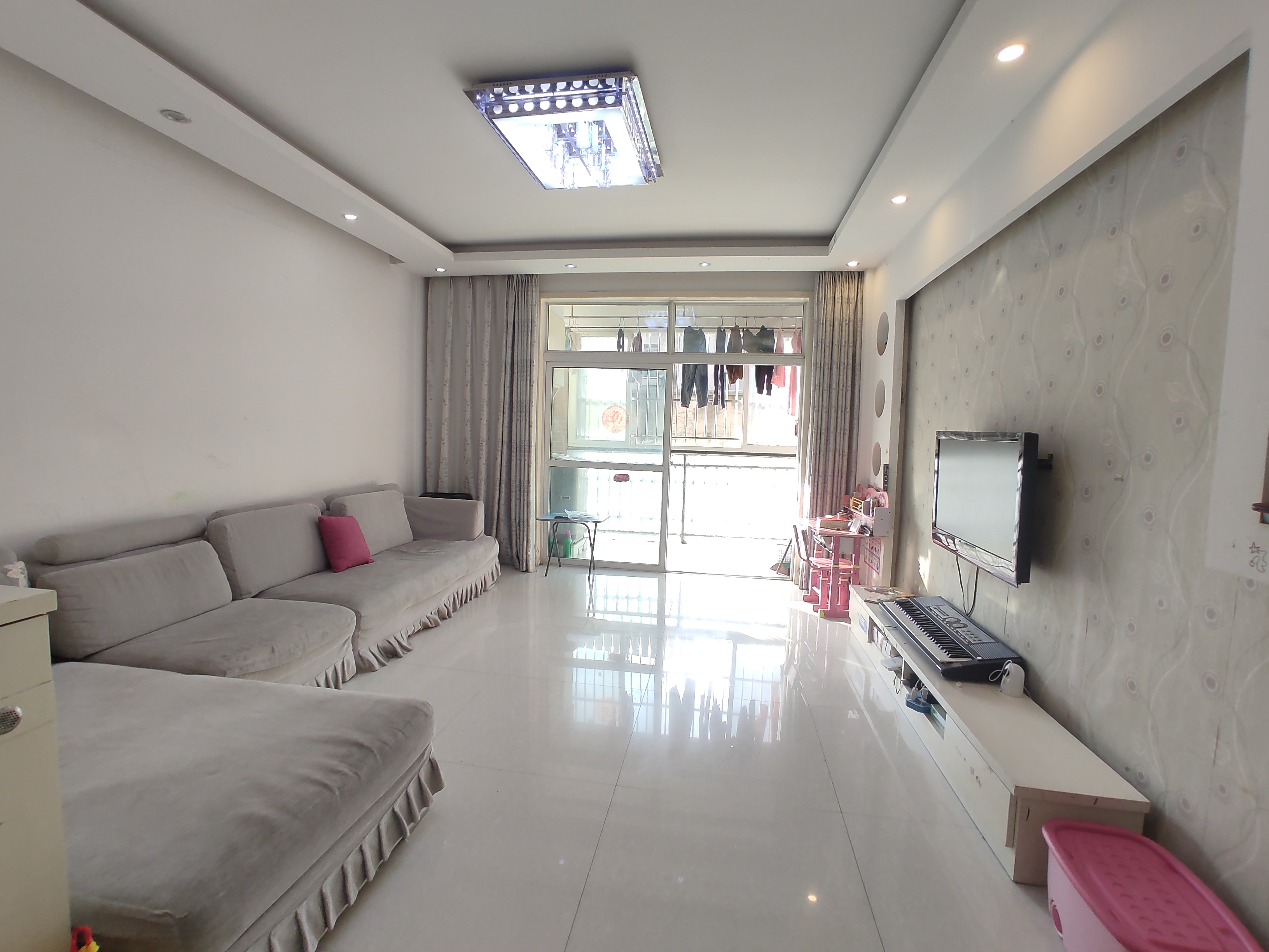 香岸华府.装修两房.南北双阳台.证件满二.带院子