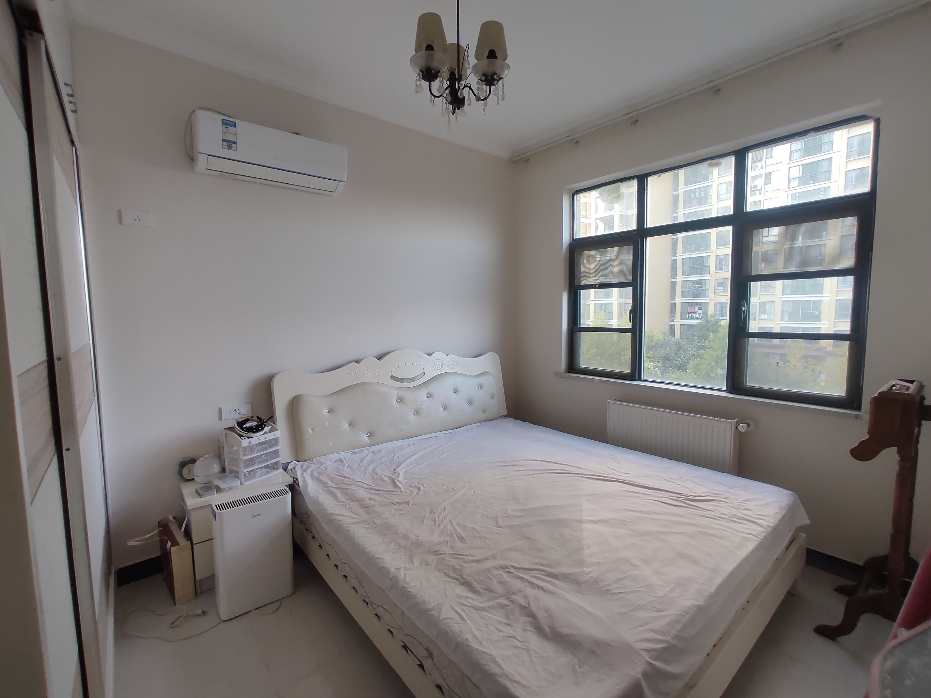 新城一号.精装三房两卫.全屋带暖气片.南北通透.证件满二