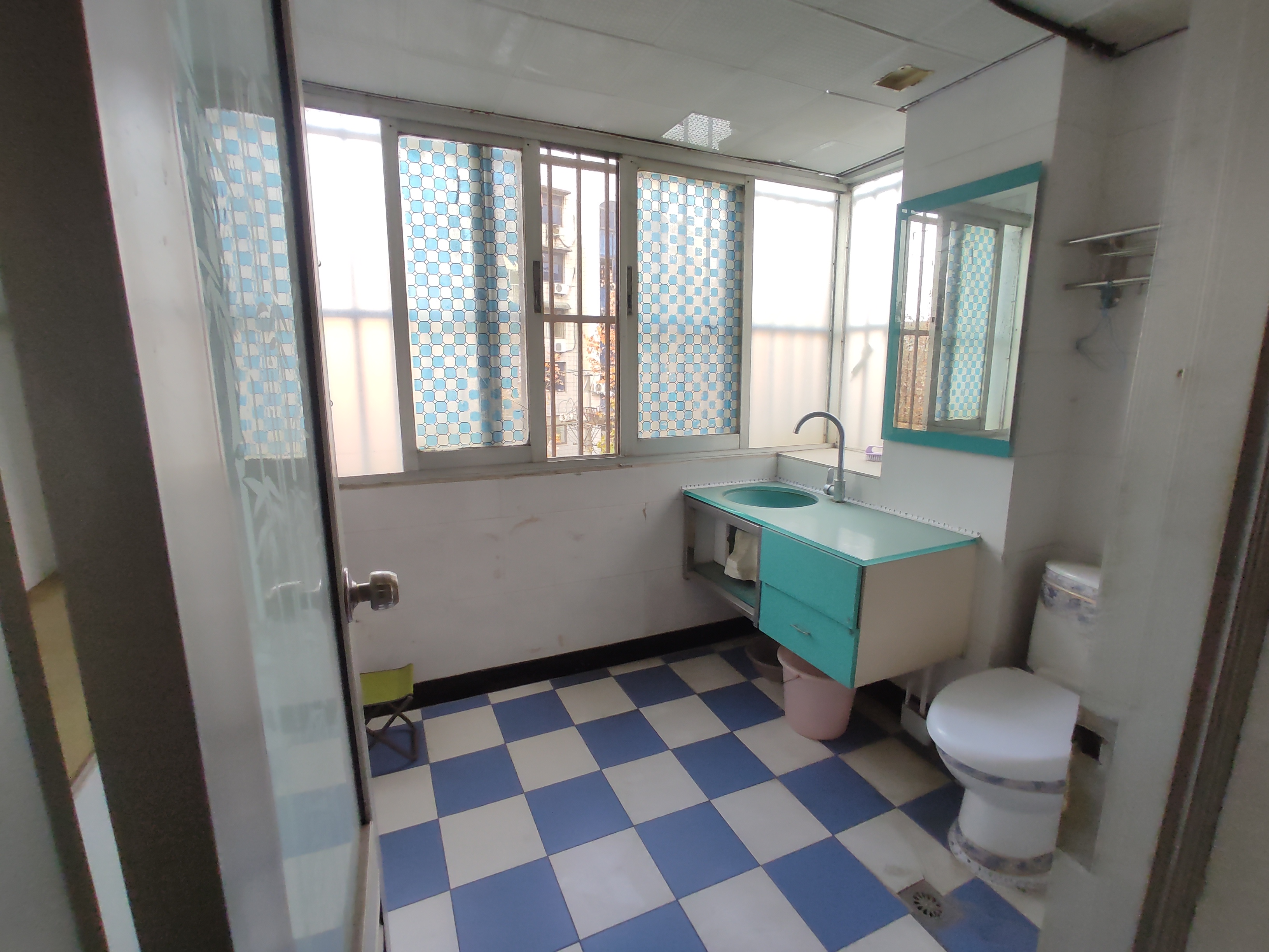 广播电视器材宿舍.实验晓雪旁.精装三房.步梯四楼.证件满二.看房方便