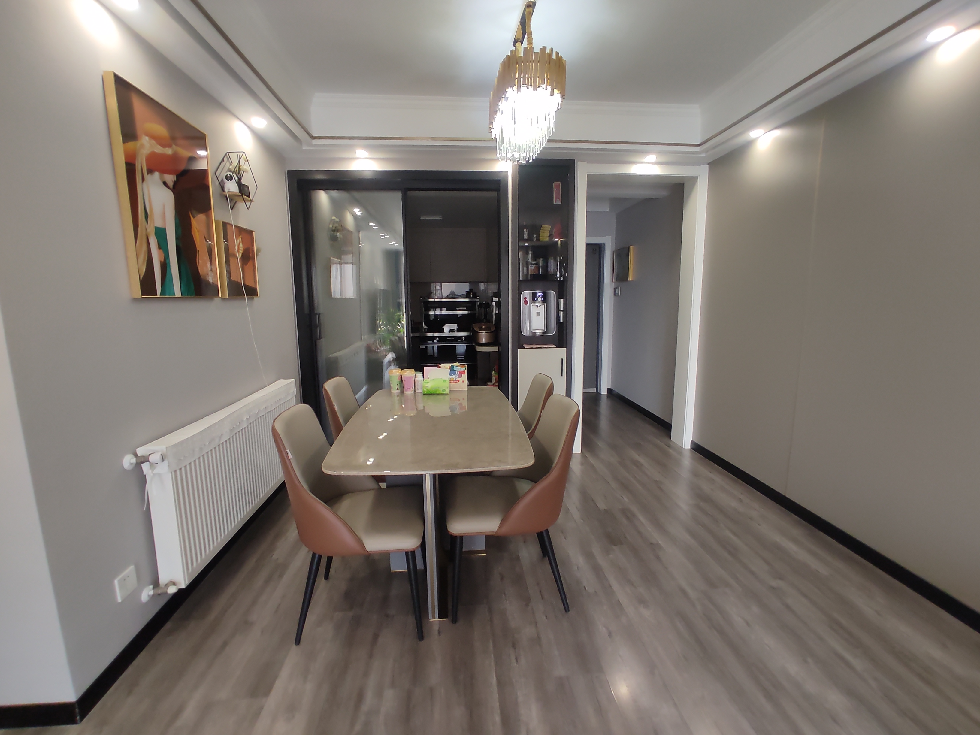 沔阳公馆.全屋中央空调全屋暖气片.房子9点9成新.房子是三房改成了两房.