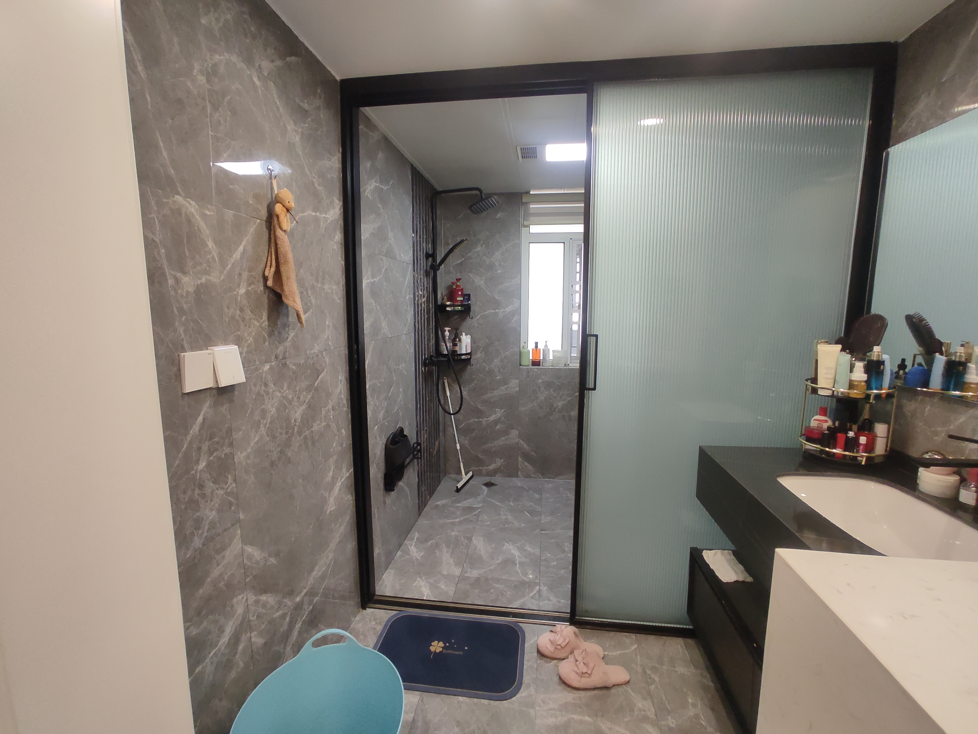 沔阳公馆.全屋中央空调全屋暖气片.房子9点9成新.房子是三房改成了两房.