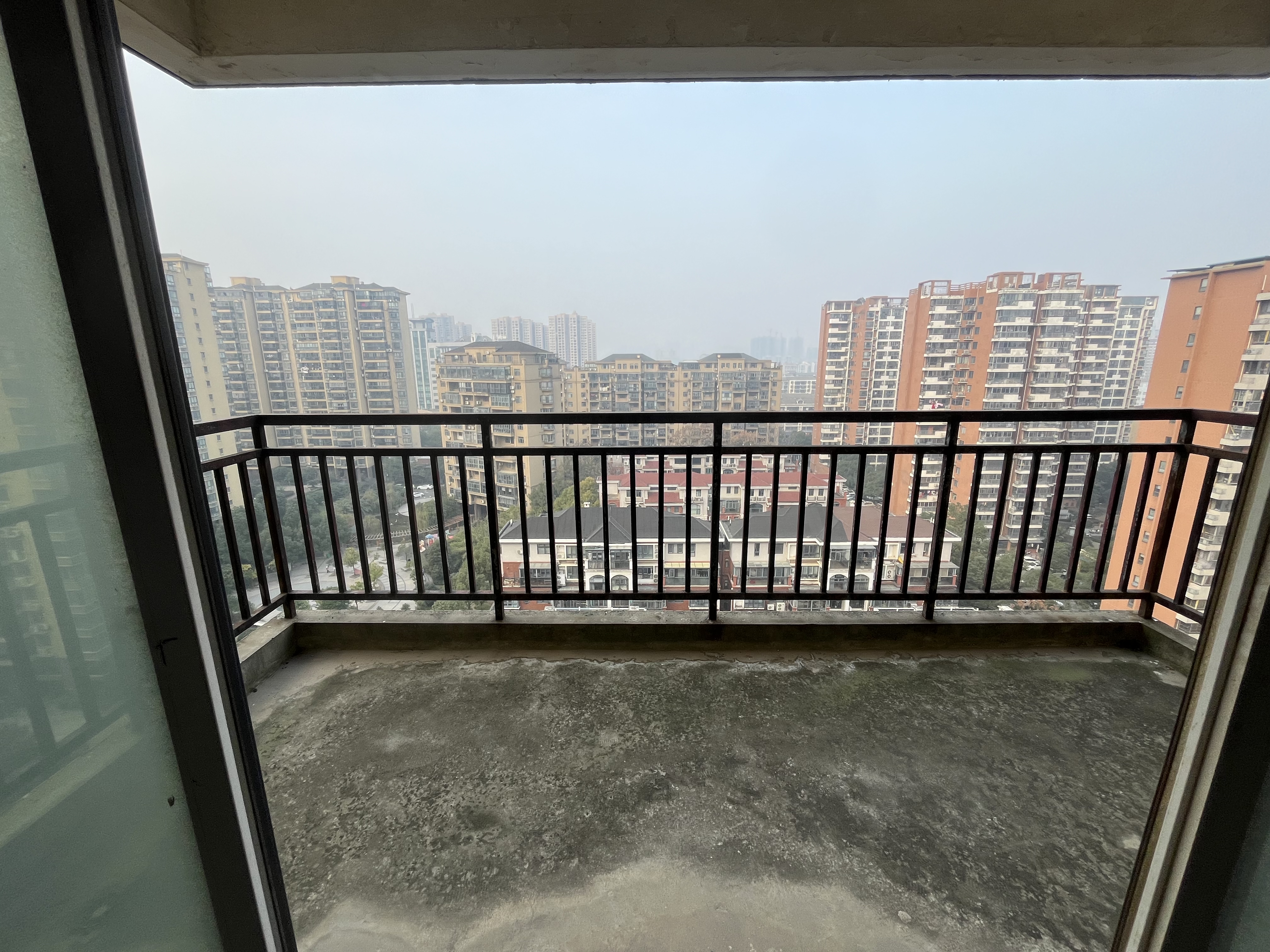 三丰鼎城毛坯大三房中高楼层仙笑就在小区边上