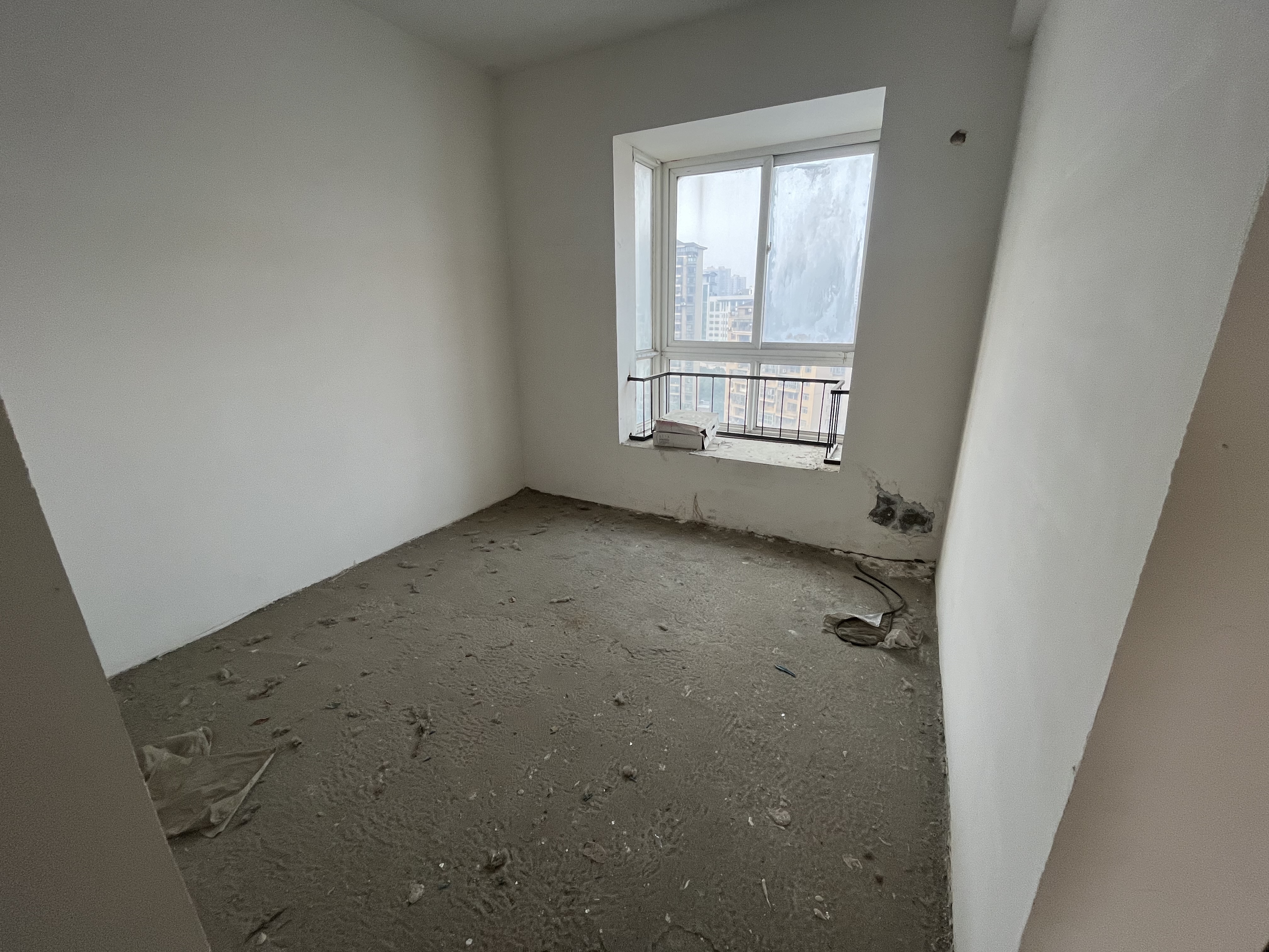 三丰鼎城毛坯大三房中高楼层仙笑就在小区边上