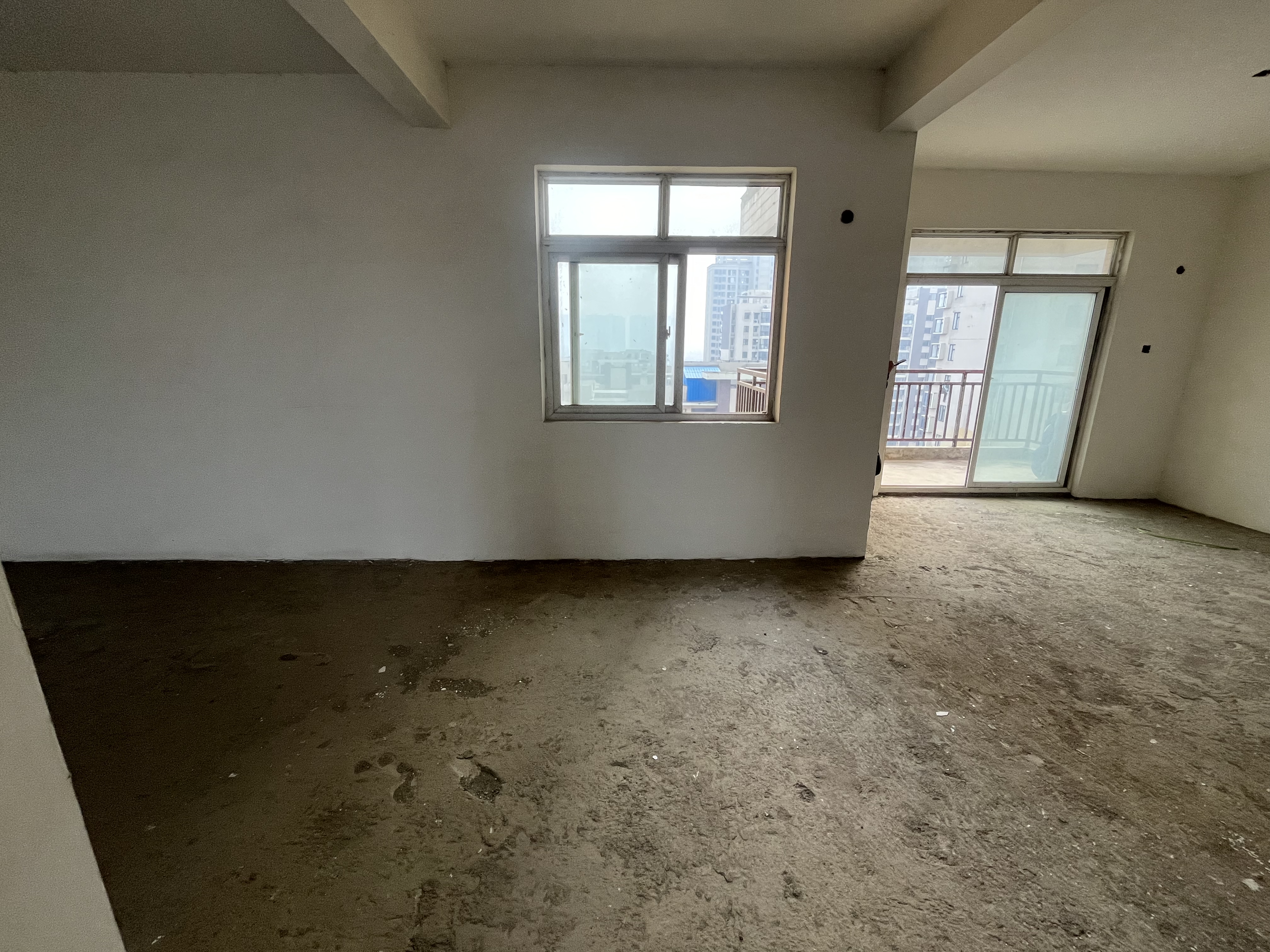 三丰鼎城毛坯大三房中高楼层仙笑就在小区边上