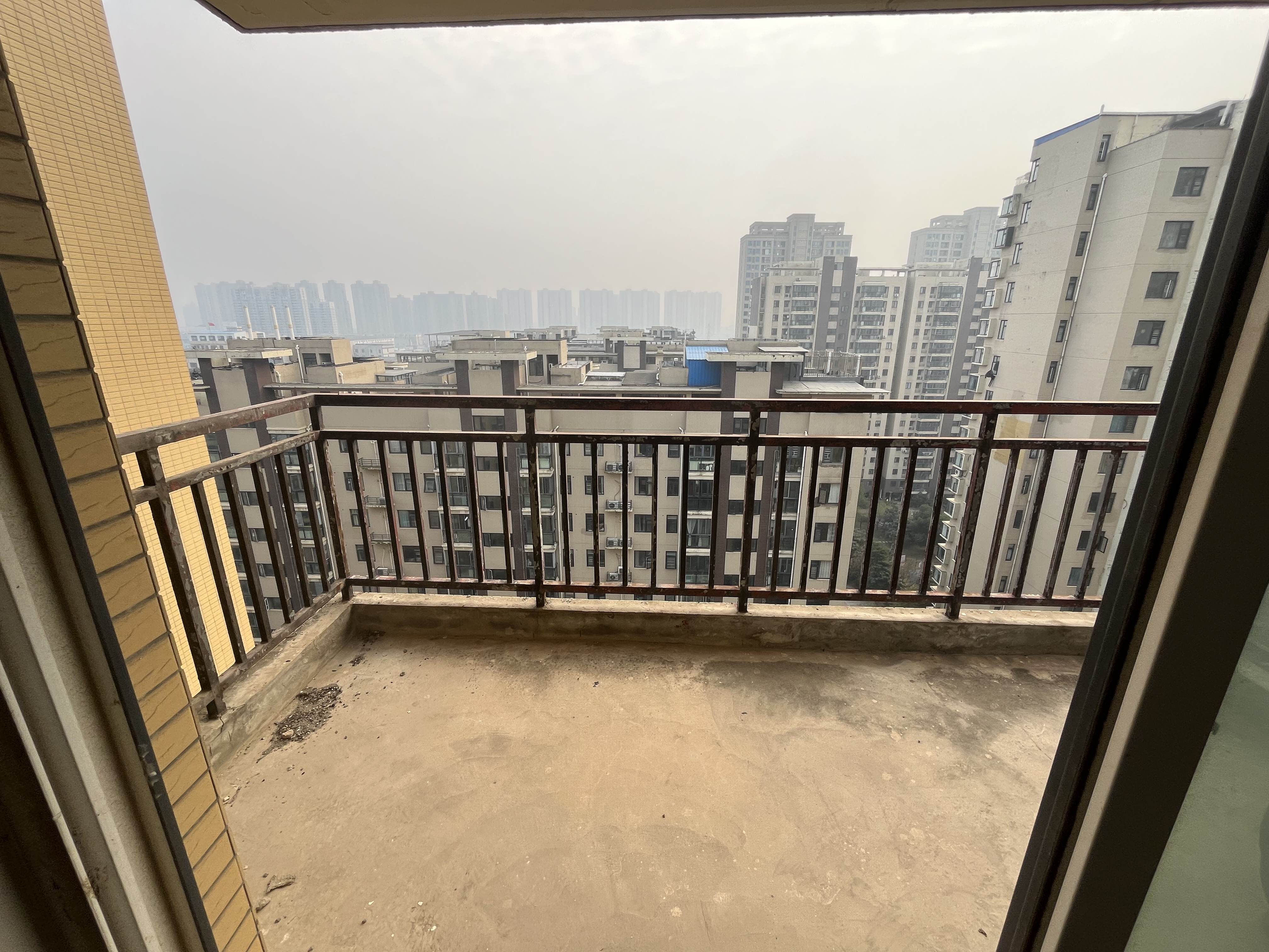 三丰鼎城毛坯大三房 中高楼层 仙笑就在小区边上