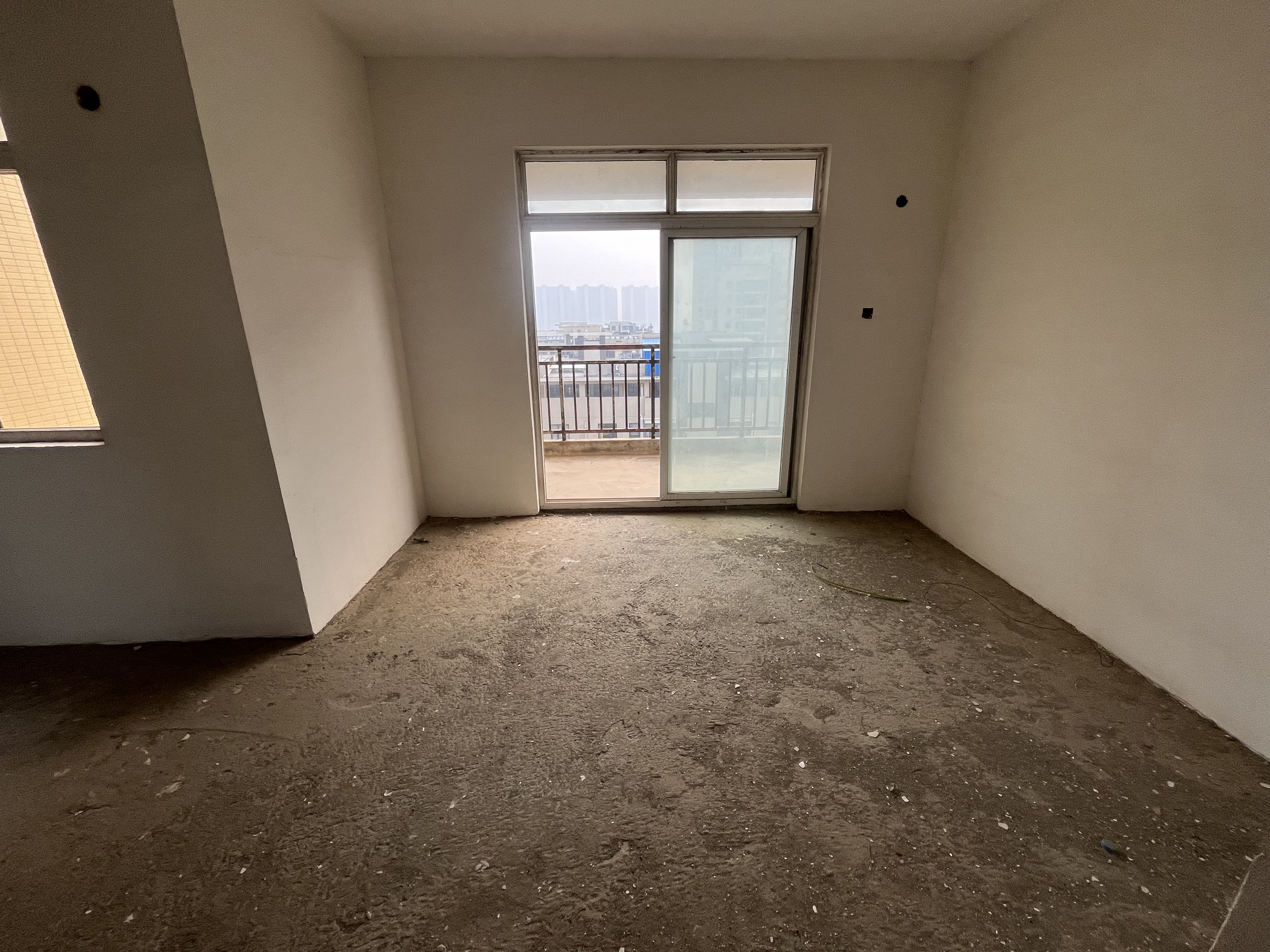 三丰鼎城毛坯大三房中高楼层仙笑就在小区边上