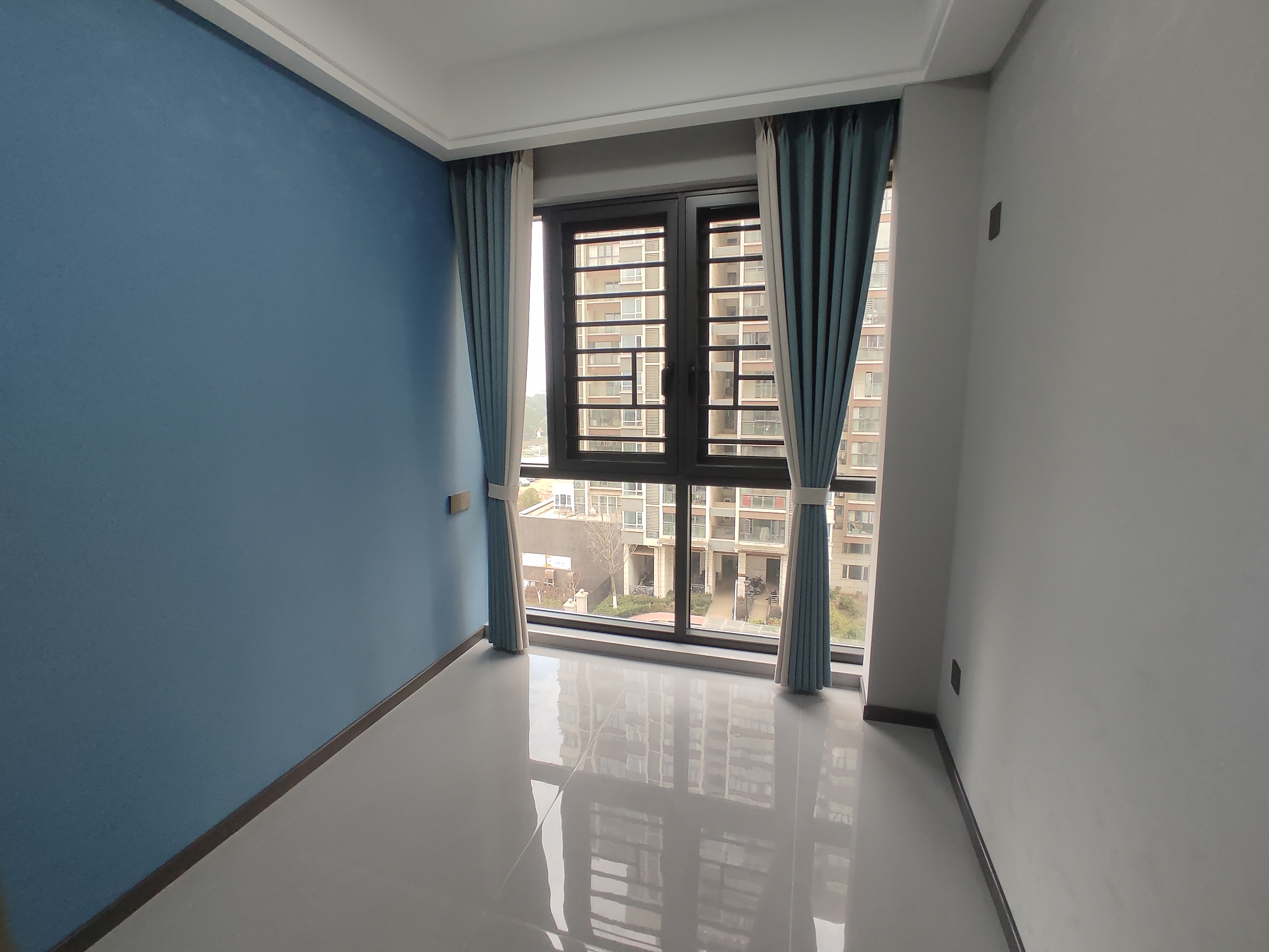 银湖城。精装三室2卫电梯中间好楼层。采光佳诚心出售。轻轨通了