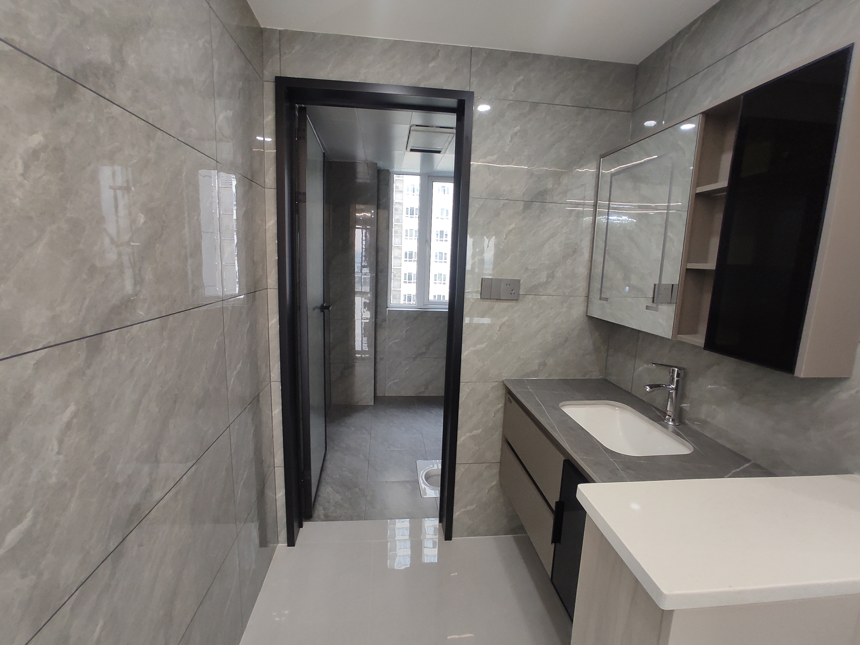 银湖城。精装三室2卫电梯中间好楼层。采光佳诚心出售。轻轨通了