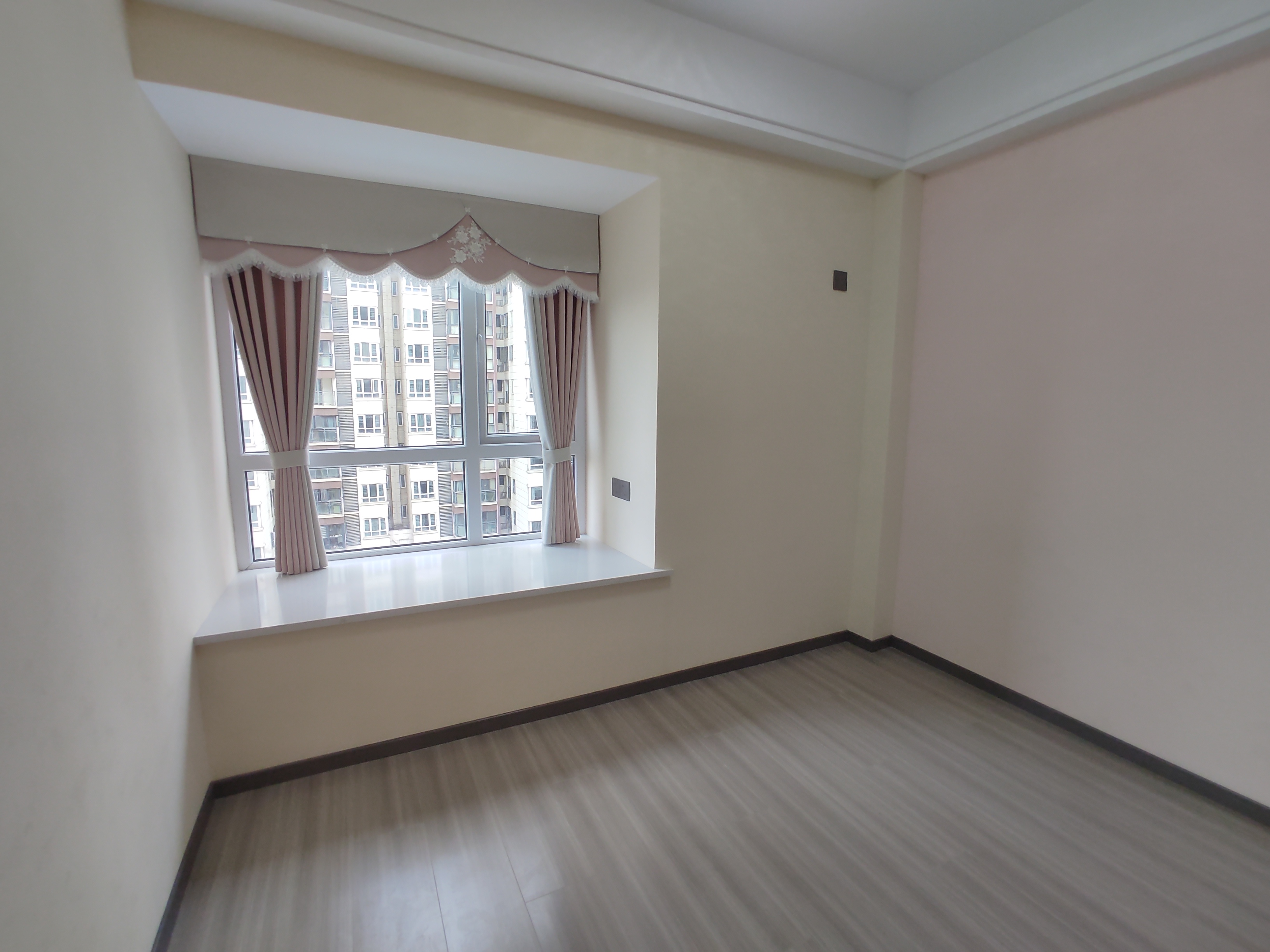 银湖城。精装三室2卫电梯中间好楼层。采光佳诚心出售。轻轨通了