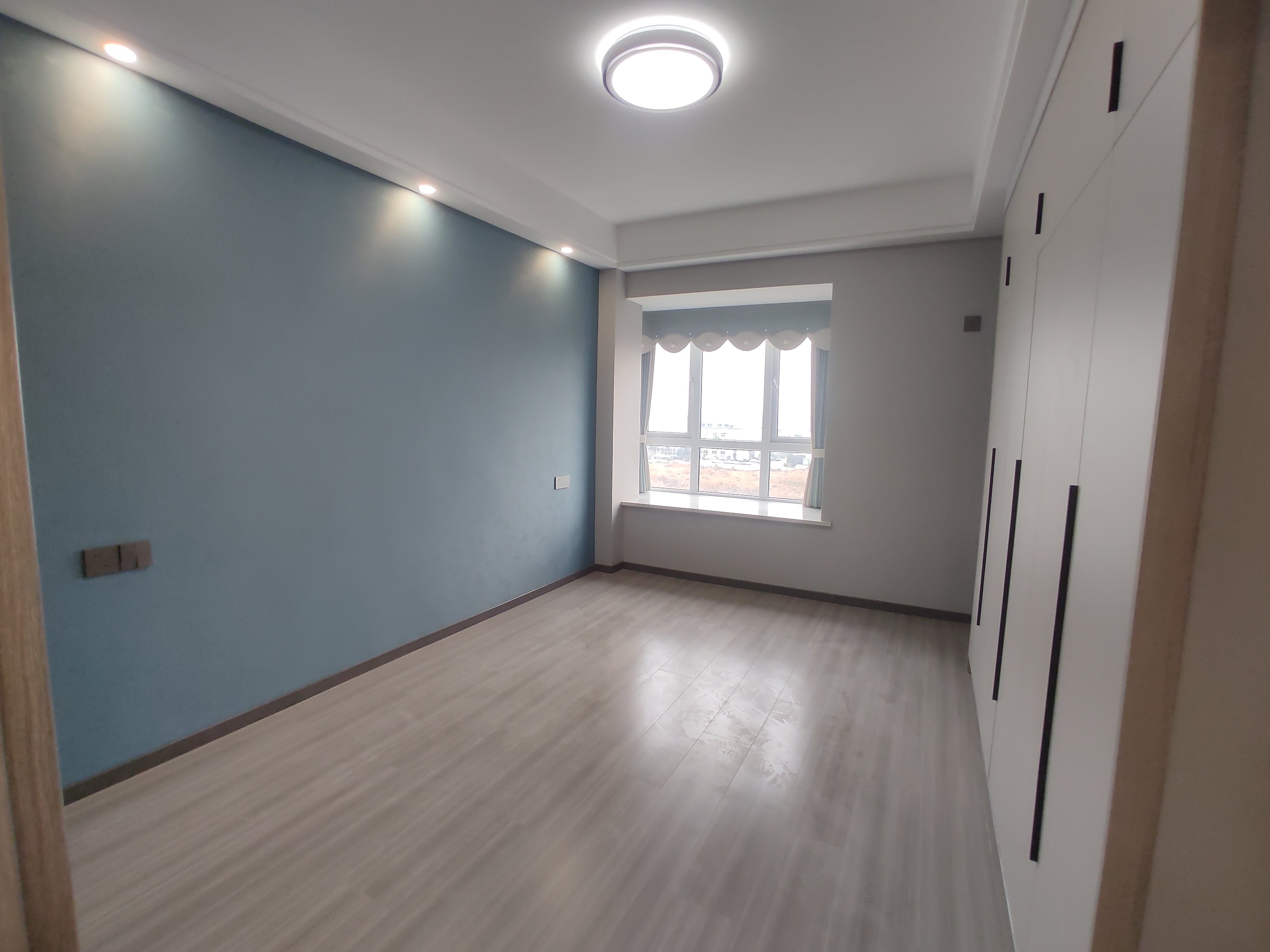 银湖城。精装三室2卫电梯中间好楼层。采光佳诚心出售。轻轨通了