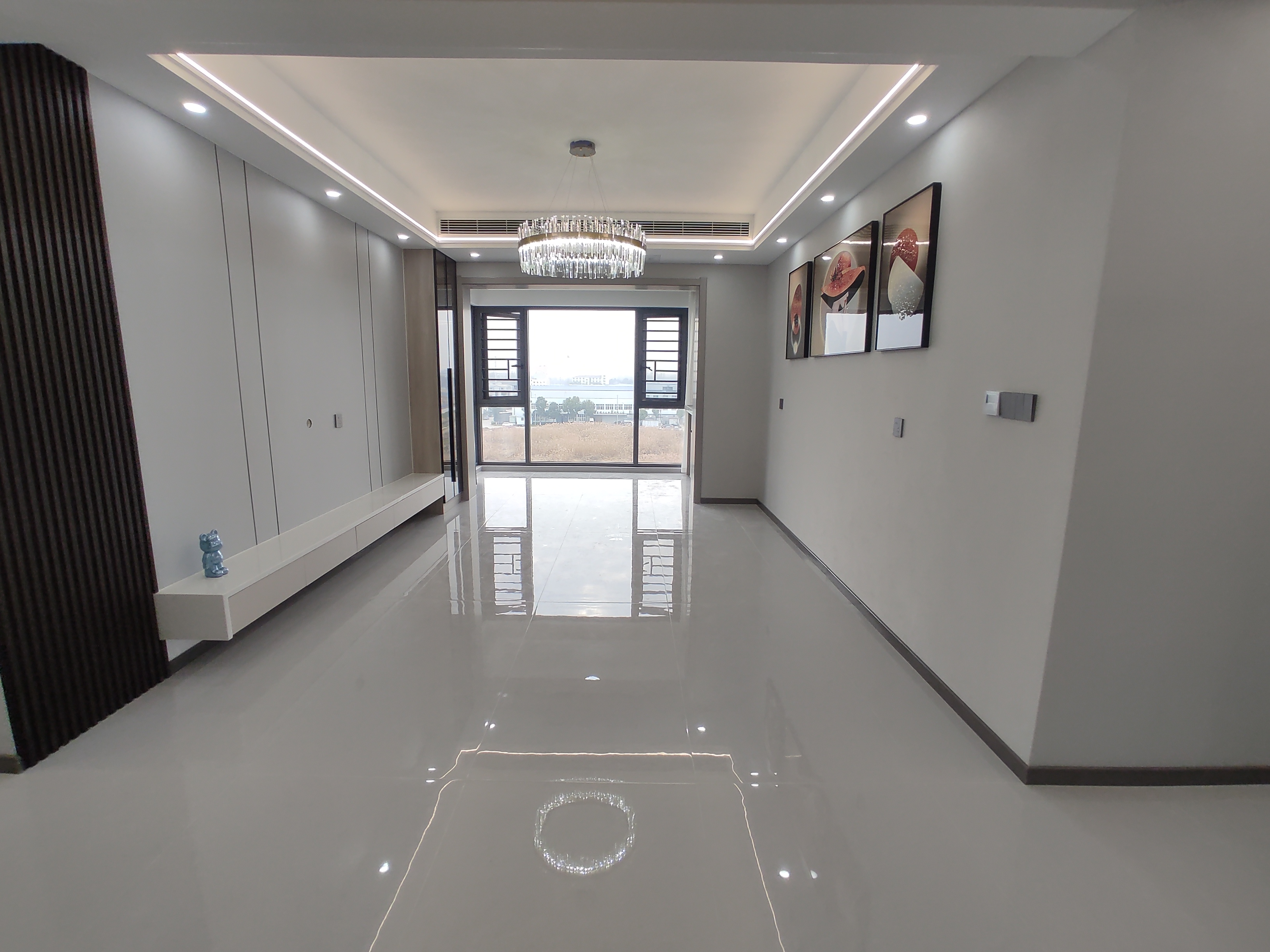 银湖城。精装三室2卫电梯中间好楼层。采光佳诚心出售。轻轨通了