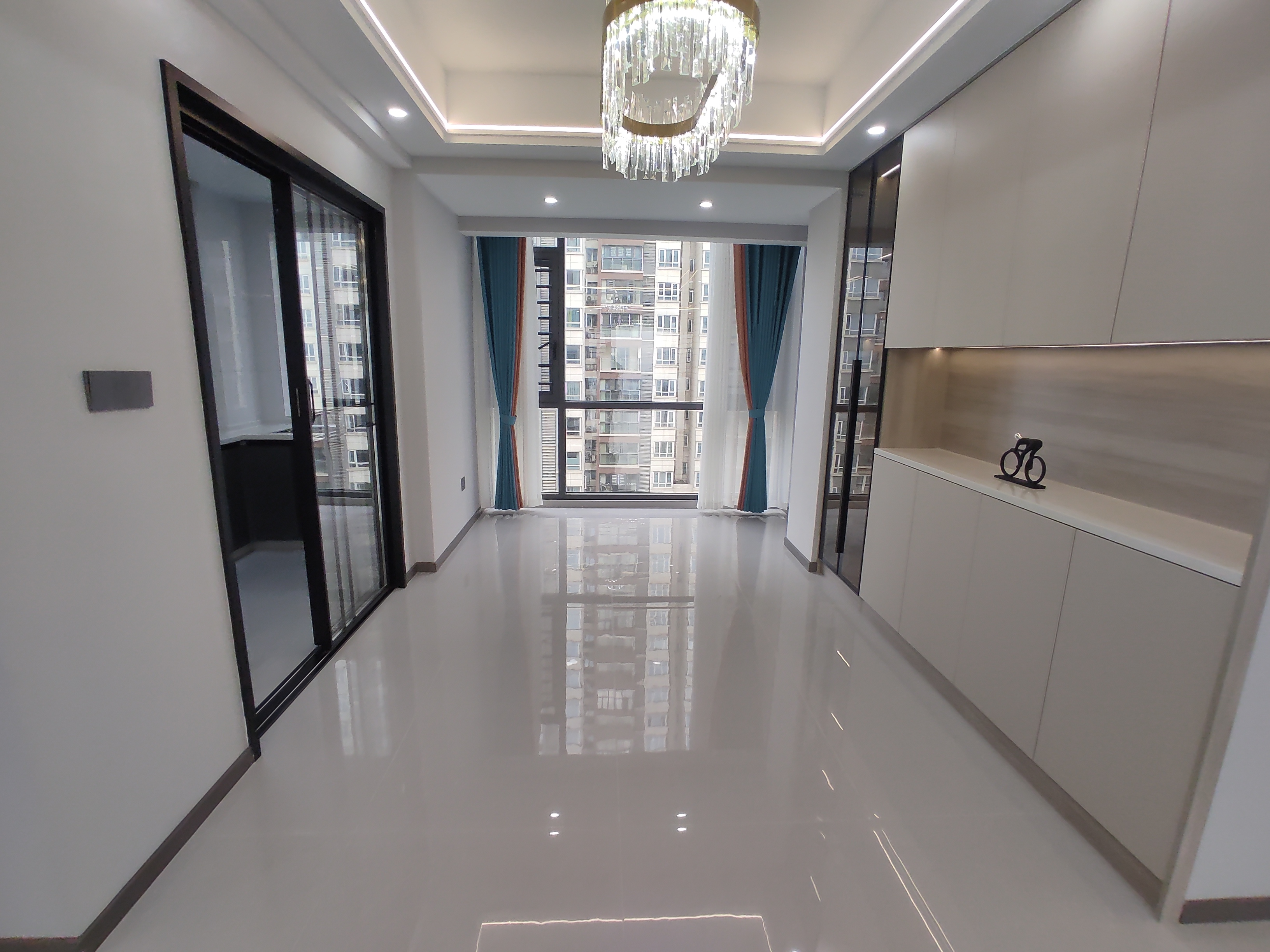 银湖城。精装三室2卫电梯中间好楼层。采光佳诚心出售。轻轨通了