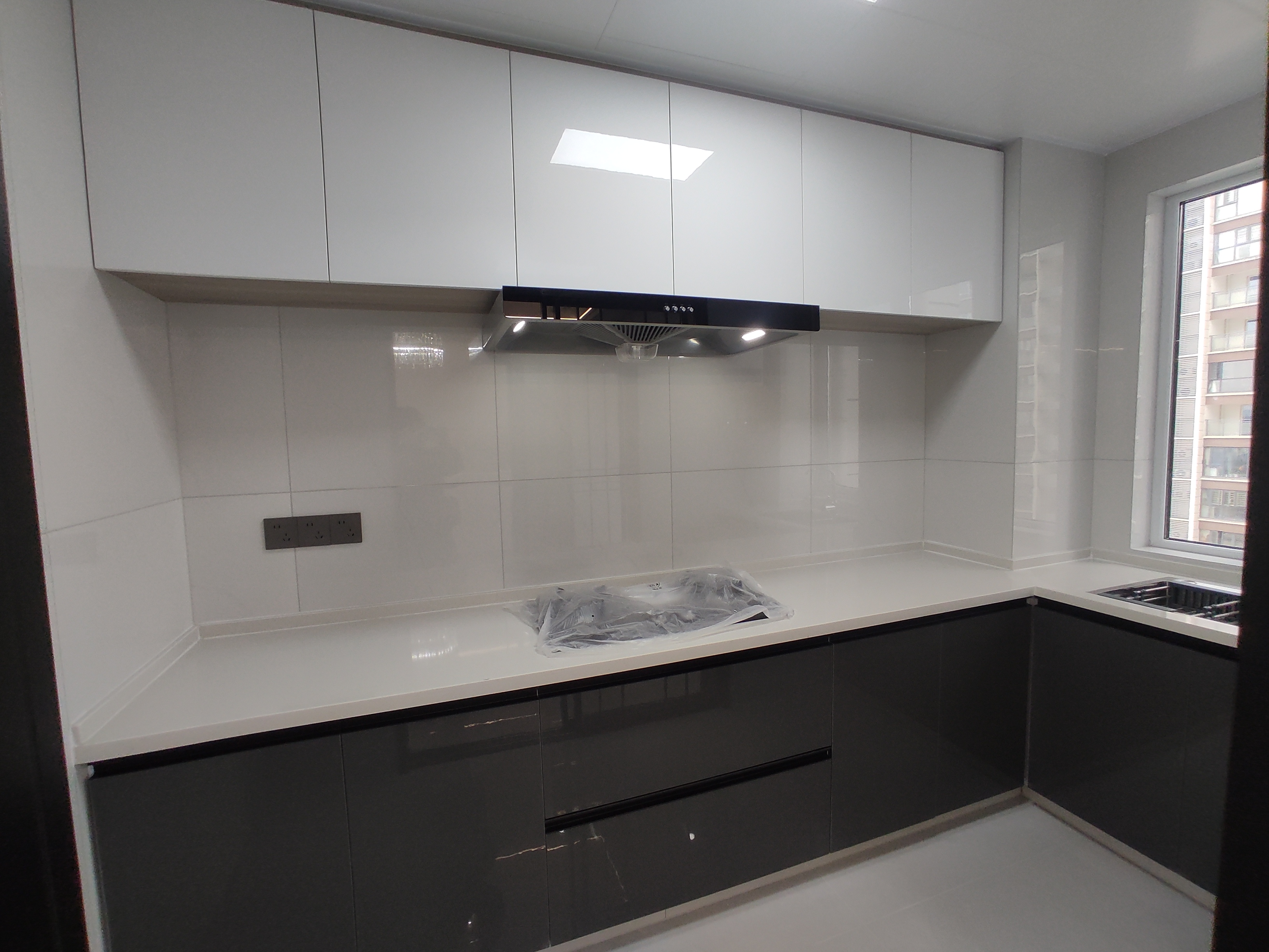 银湖城。精装三室2卫电梯中间好楼层。采光佳诚心出售。轻轨通了