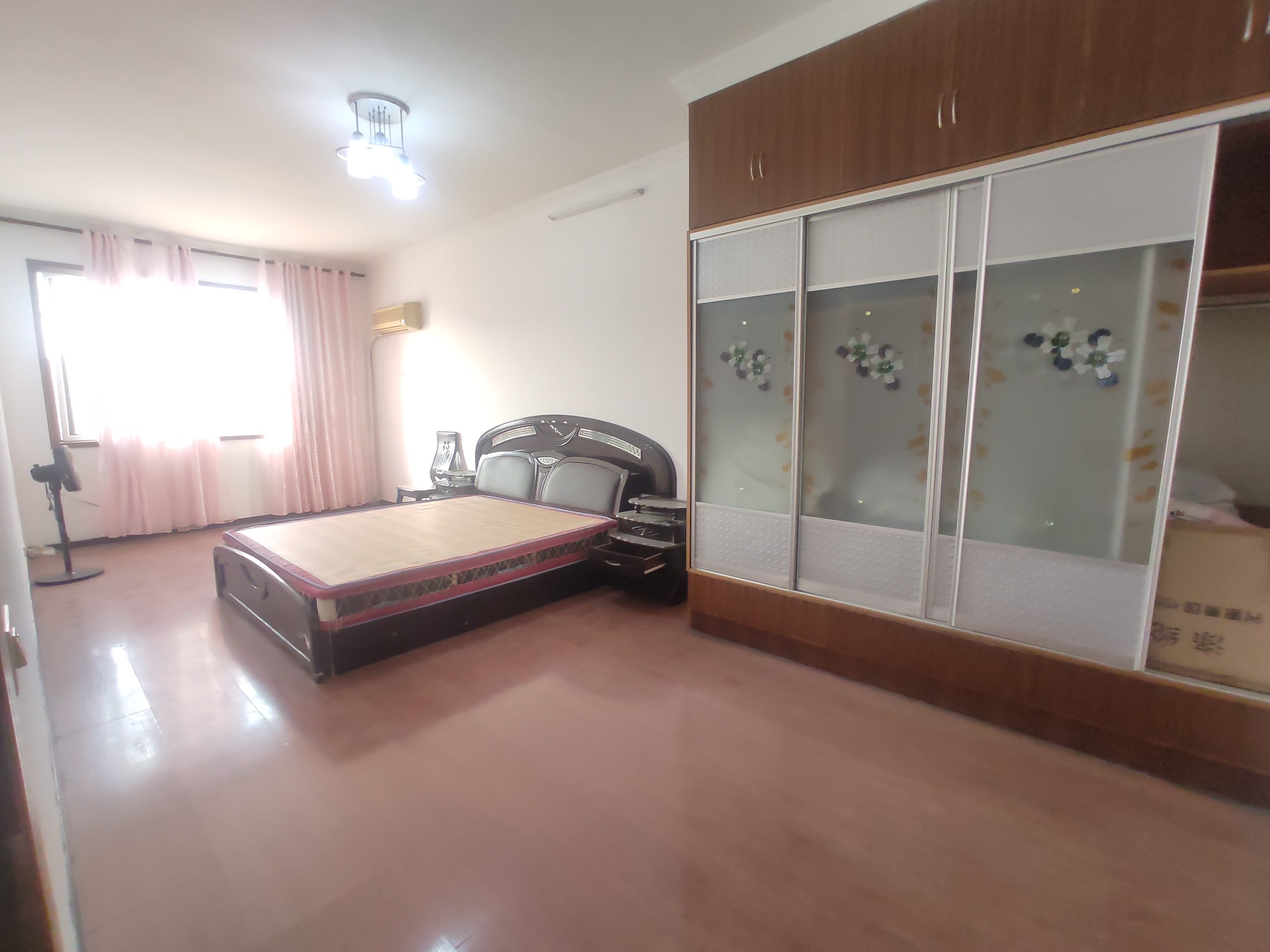 宏楼小居.龙华山晓雪旁.精装四房.证件满二.看房方便