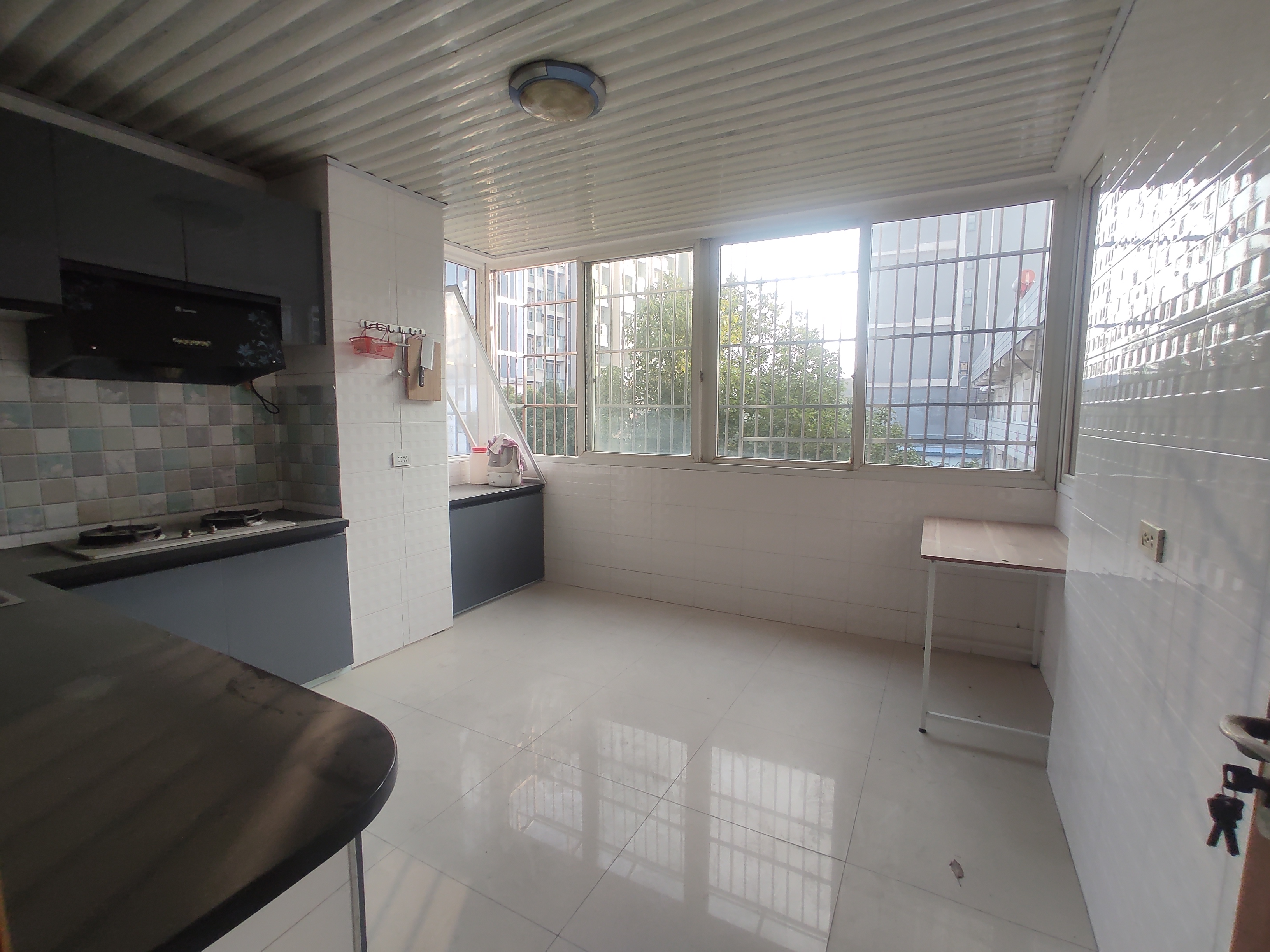 宏楼小居.龙华山晓雪旁.精装四房.证件满二.看房方便