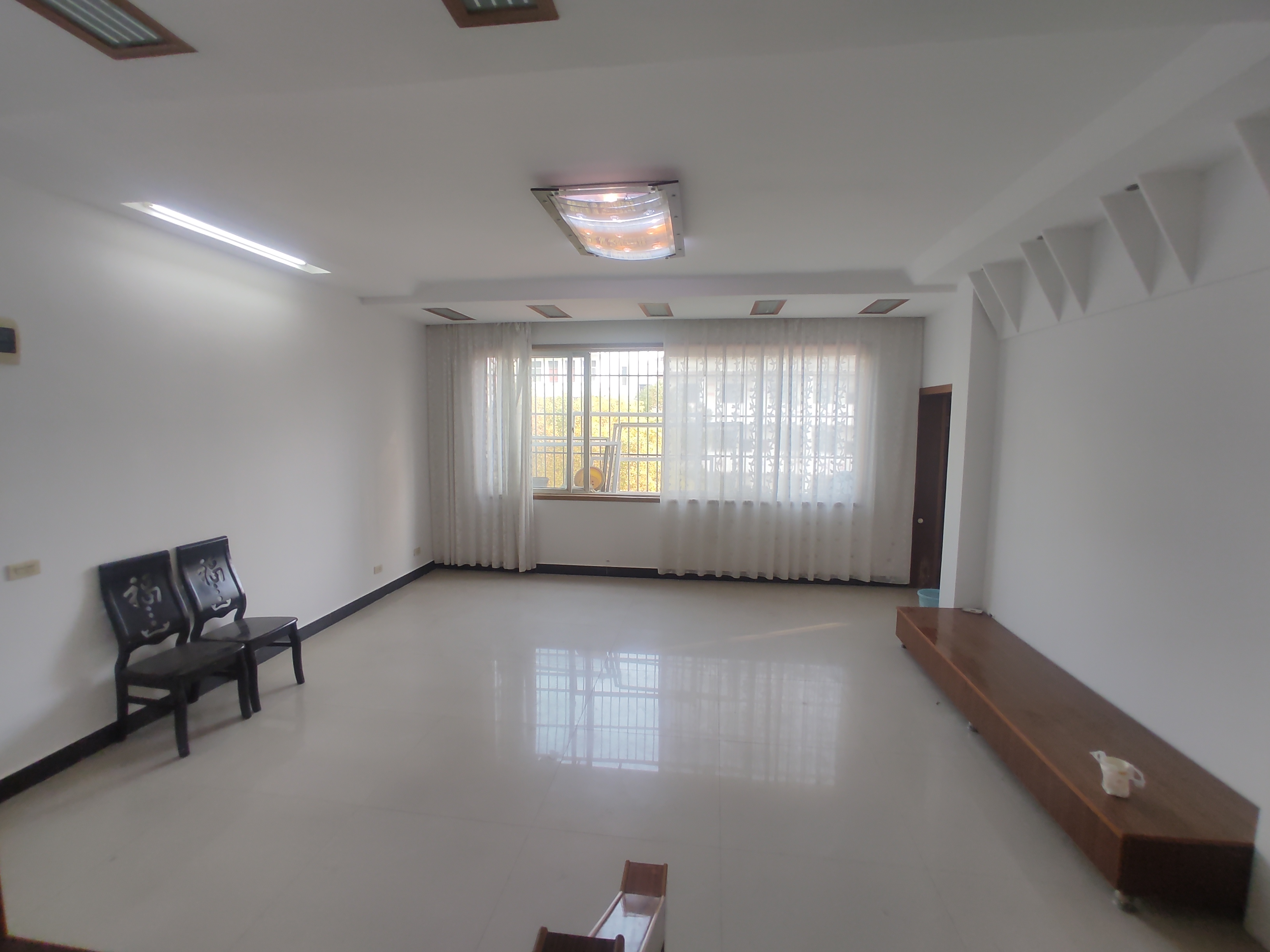 宏楼小居.龙华山晓雪旁.精装四房.证件满二.看房方便